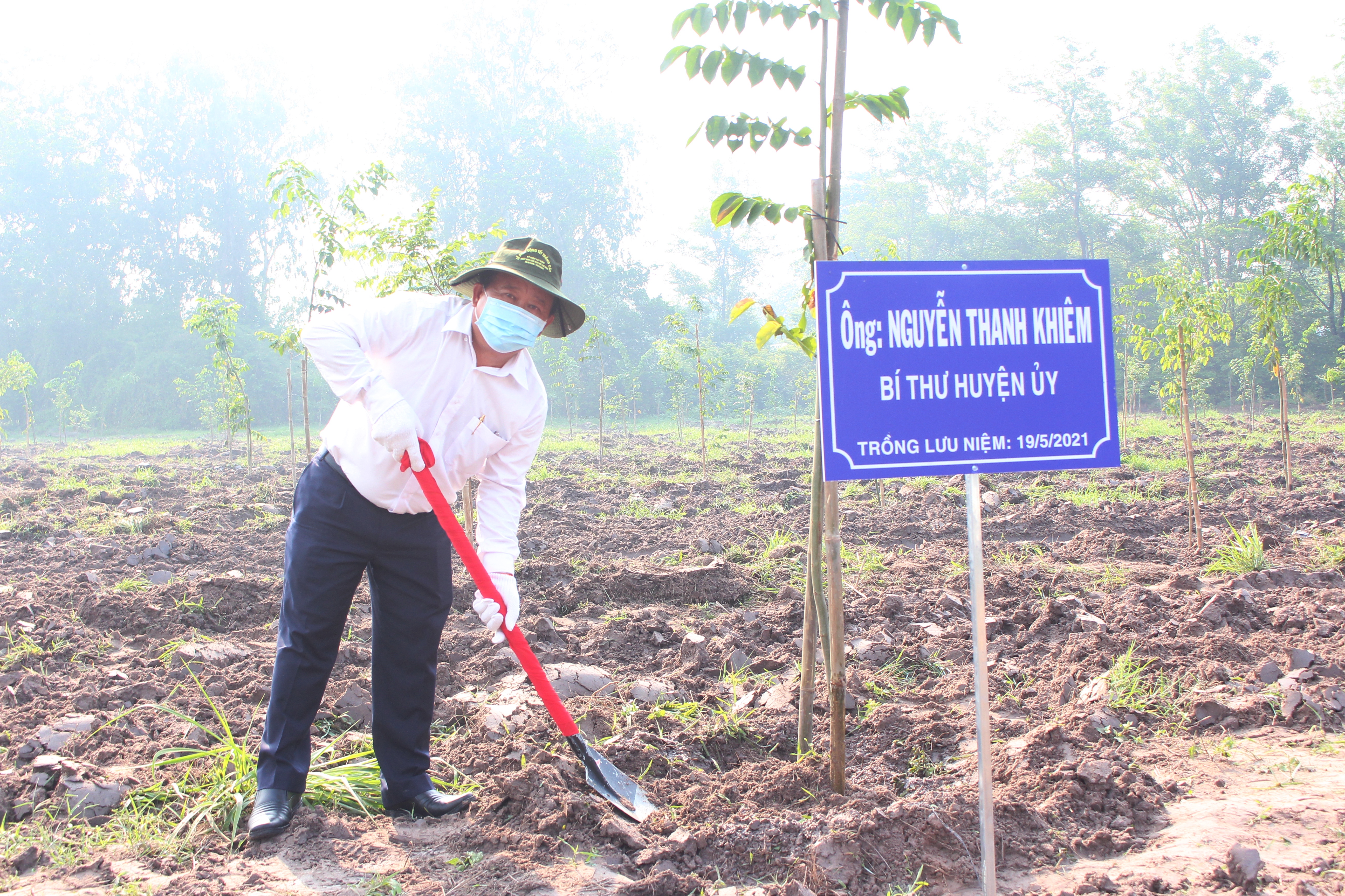 Ông Nguyễn Thanh Khiêm - Bí thư Huyện ủy Bàu Bàng tham gia trồng cây tại lễ phát động tết trồng cây đời đời nhớ ơn Bác Hồ.
