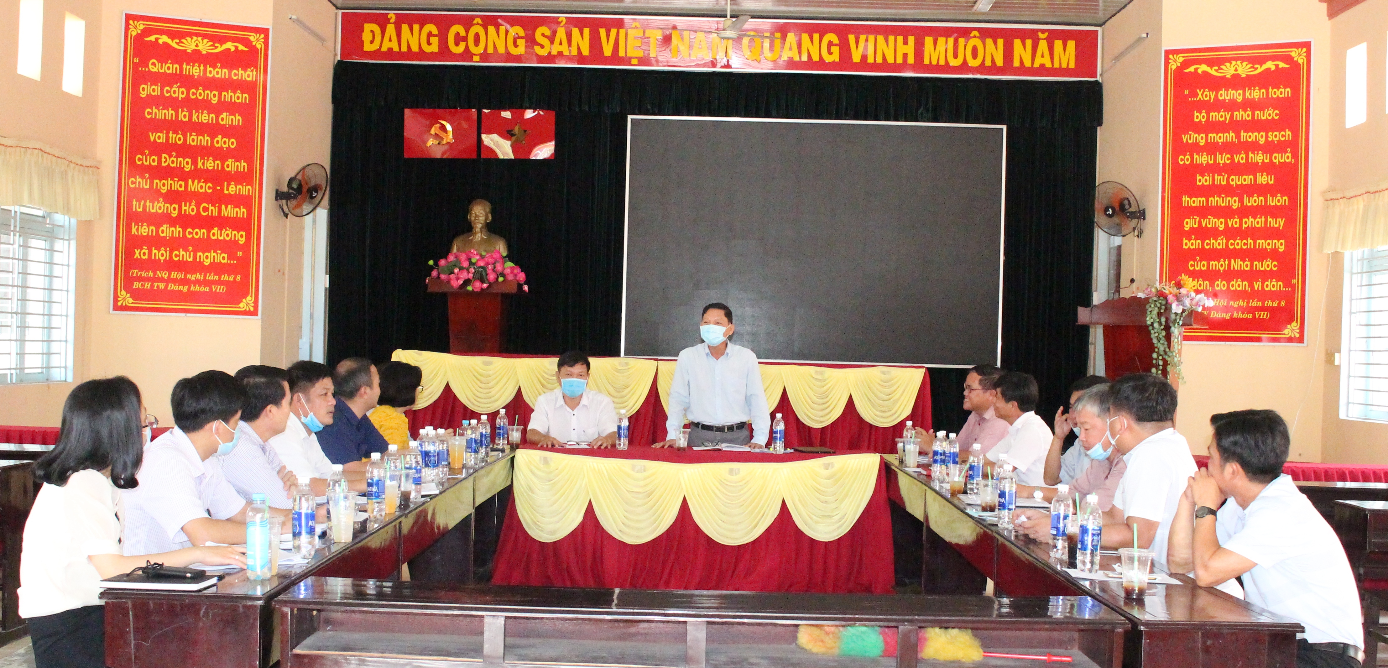 Ông Lưu Văn Long - Phó Chủ tịch HĐND huyện, Trưởng đoàn kiểm tra phát biểu đánh giá công tác chuẩn bị bầu cử của xã Cây Trường II
