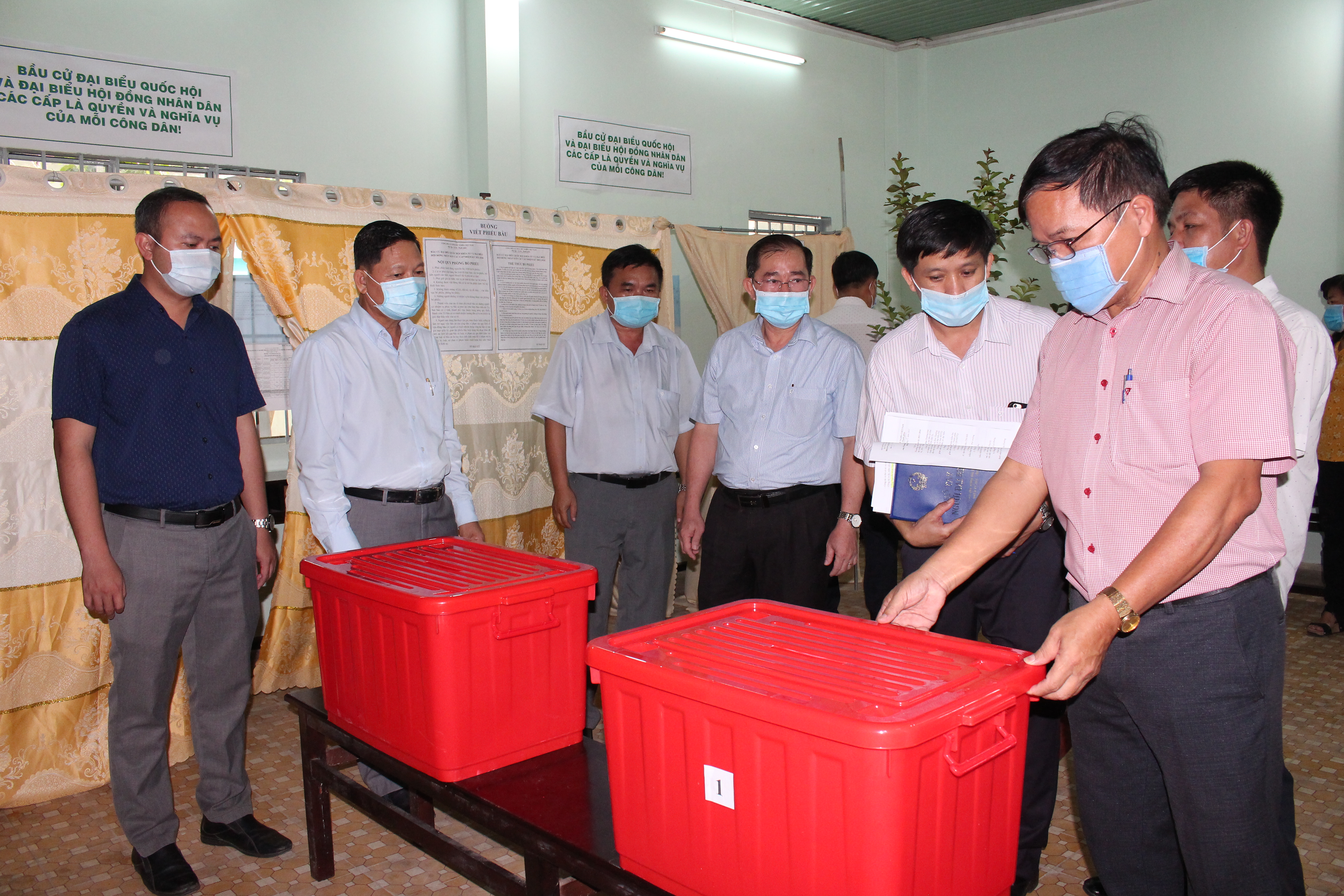 Đoàn kiểm tra thực tế tại các điểm bỏ phiếu của xã Cây Trường II