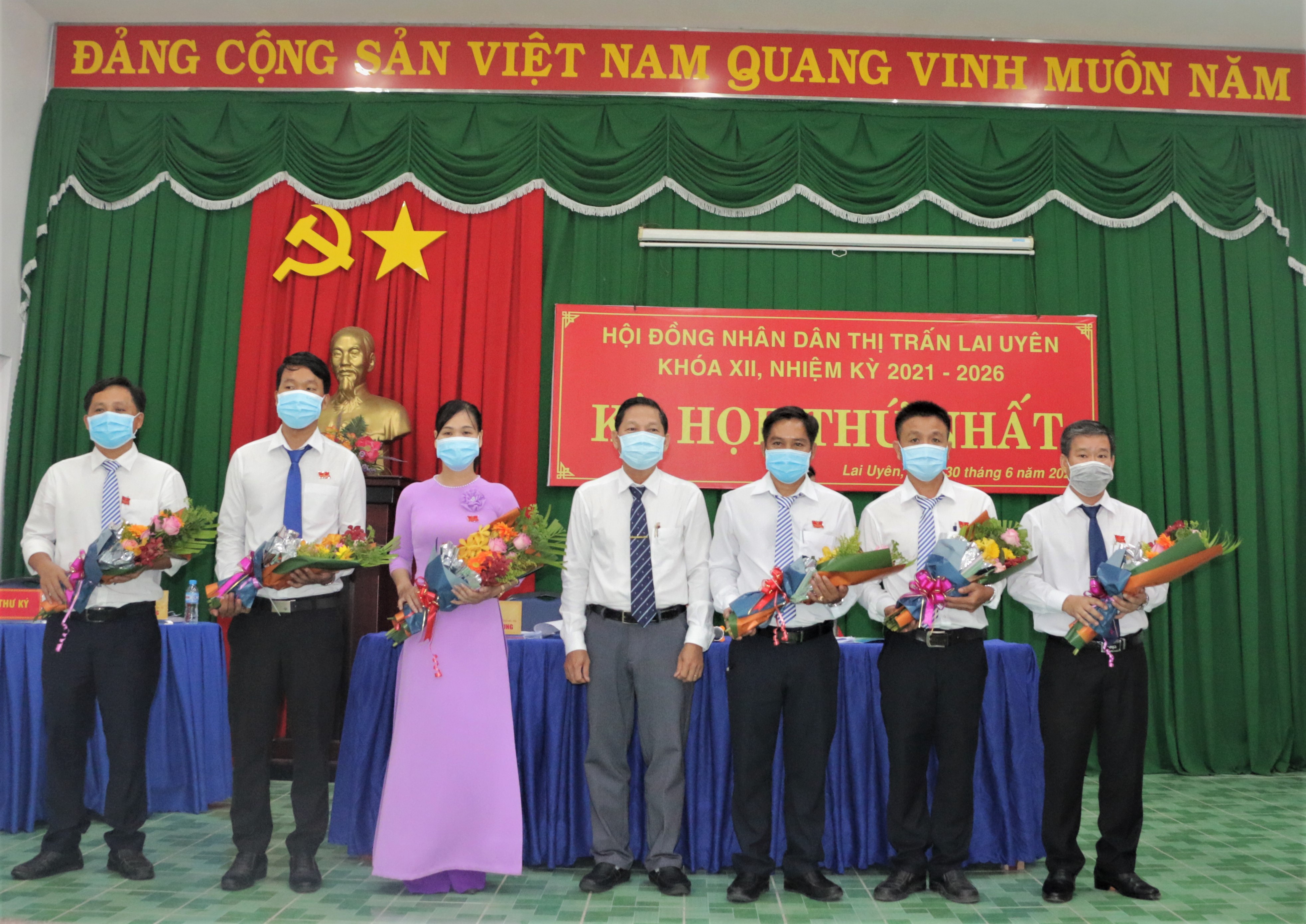 Ông Lưu Văn Long - Phó Chủ tịch HĐND huyện tặng hoa chúc mừng các đồng chí được bầu vào các chức vụ Chủ tịch, Phó Chủ tịch, Trưởng và Phó các ban HĐND thị trấn khóa XII, nhiệm kỳ 2021-2026