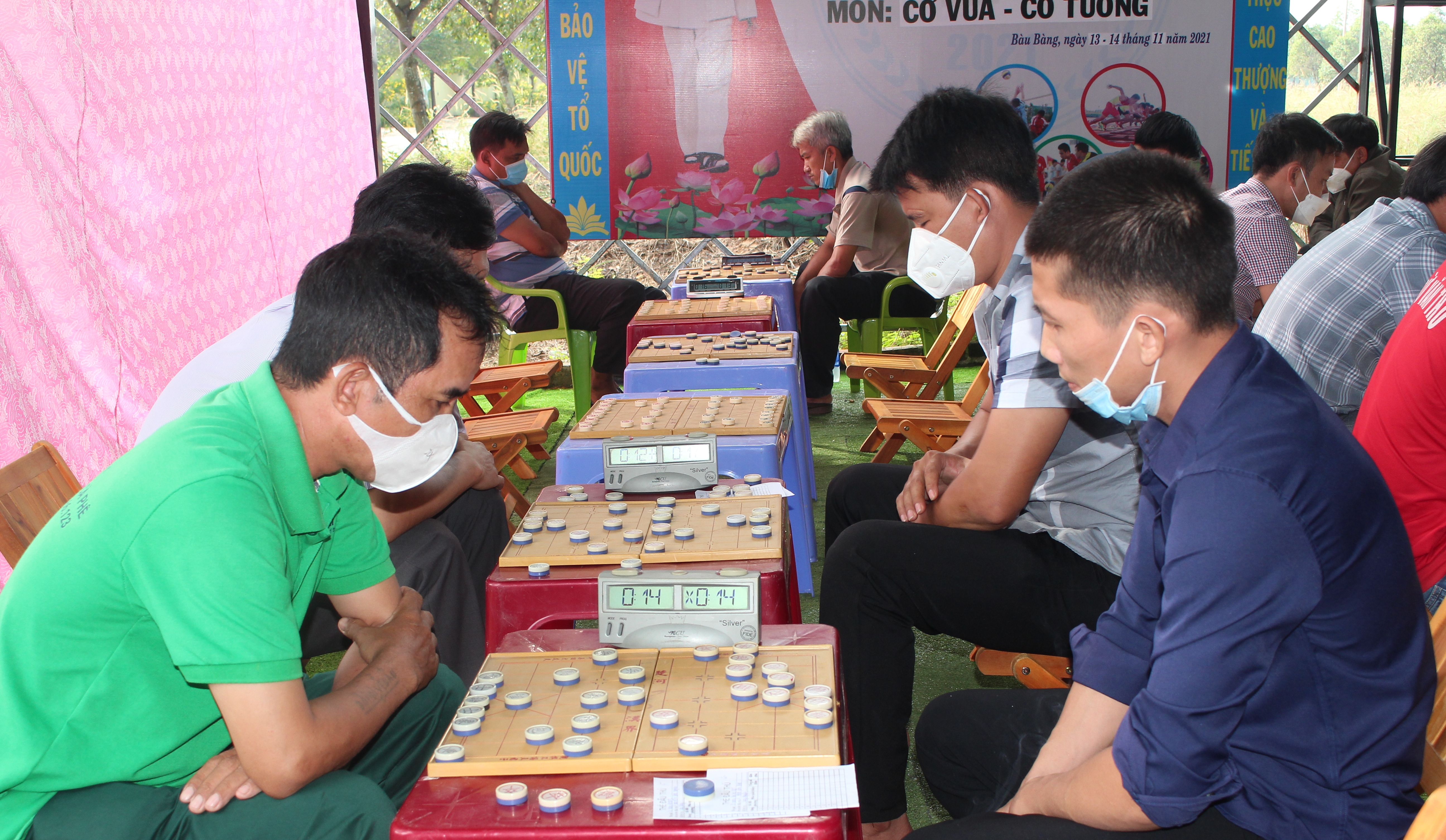 Các Vận động viên tham gia thi đấu tranh tại môn cờ tướng tại Đại hội TDTT huyện Bàu Bàng năm 2021.