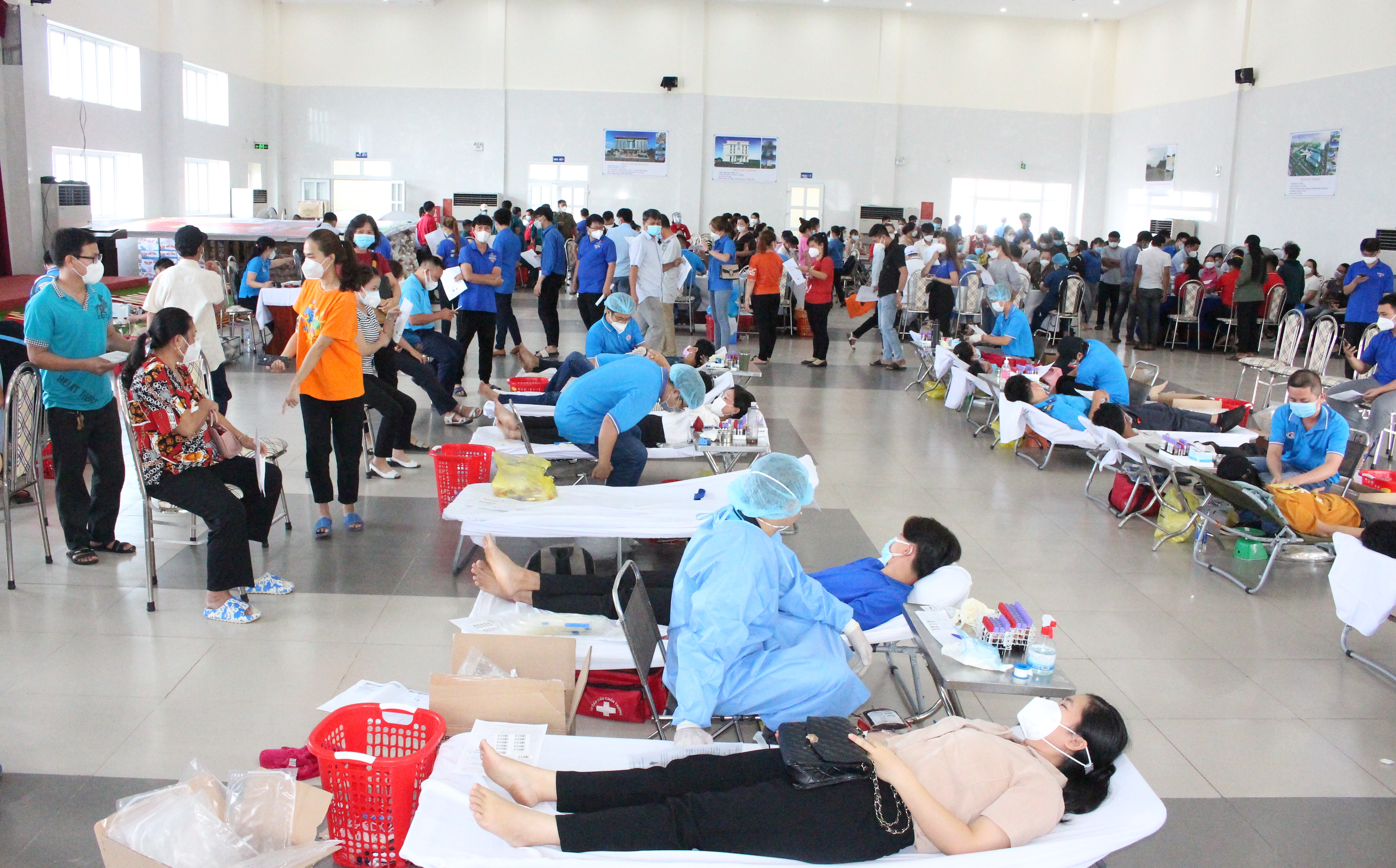 Đông đảo các tình nguyện viên, cán bộ, công chức, viên chức, lực lượng vũ trang huyện, đoàn viên, hội viên, người lao động và nhân dân toàn huyện tham gia hiến máu tình nguyện.