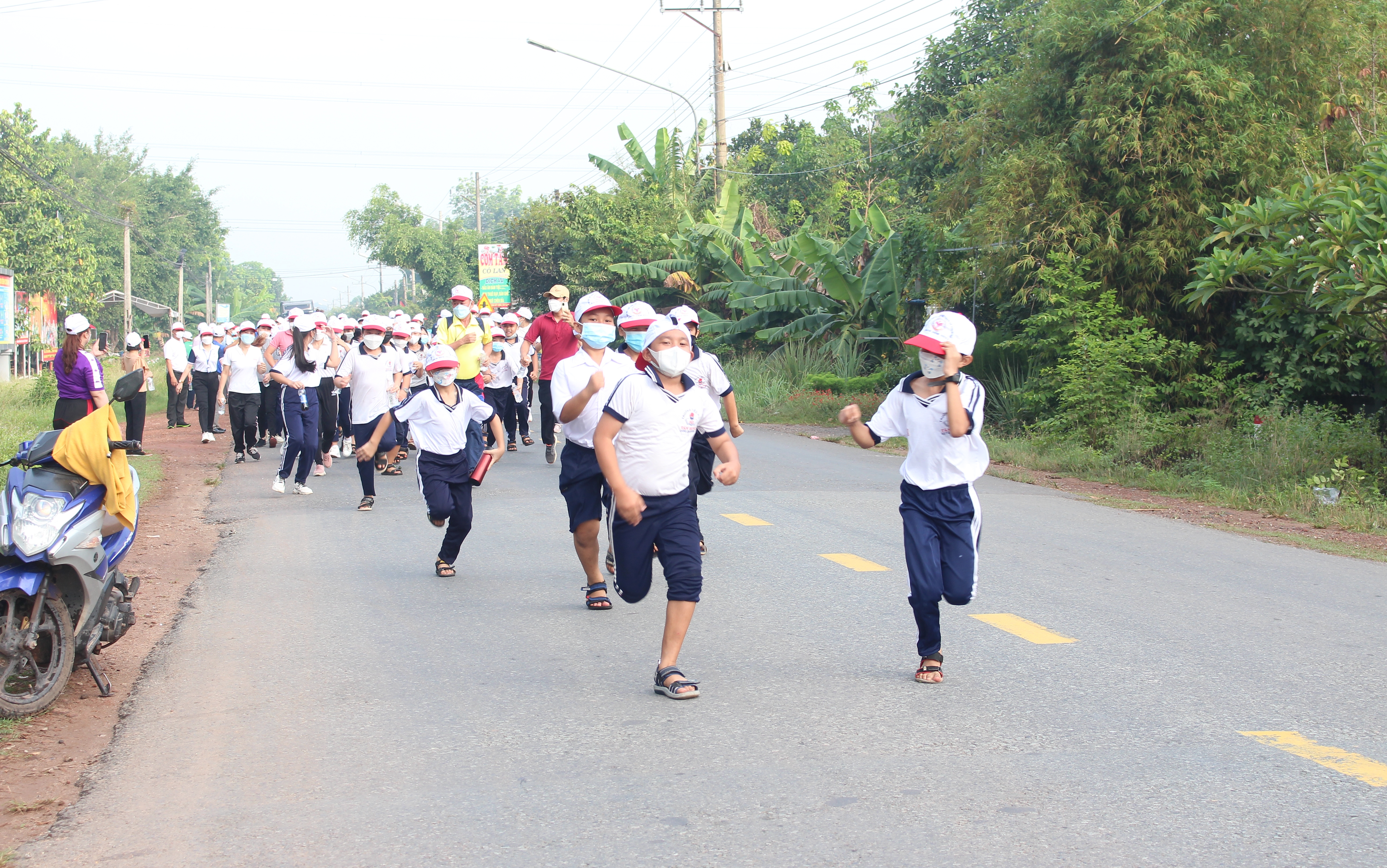 Khối động học sinh tham gia Ngày chạy olympic 2022 của xã Tân Hưng.