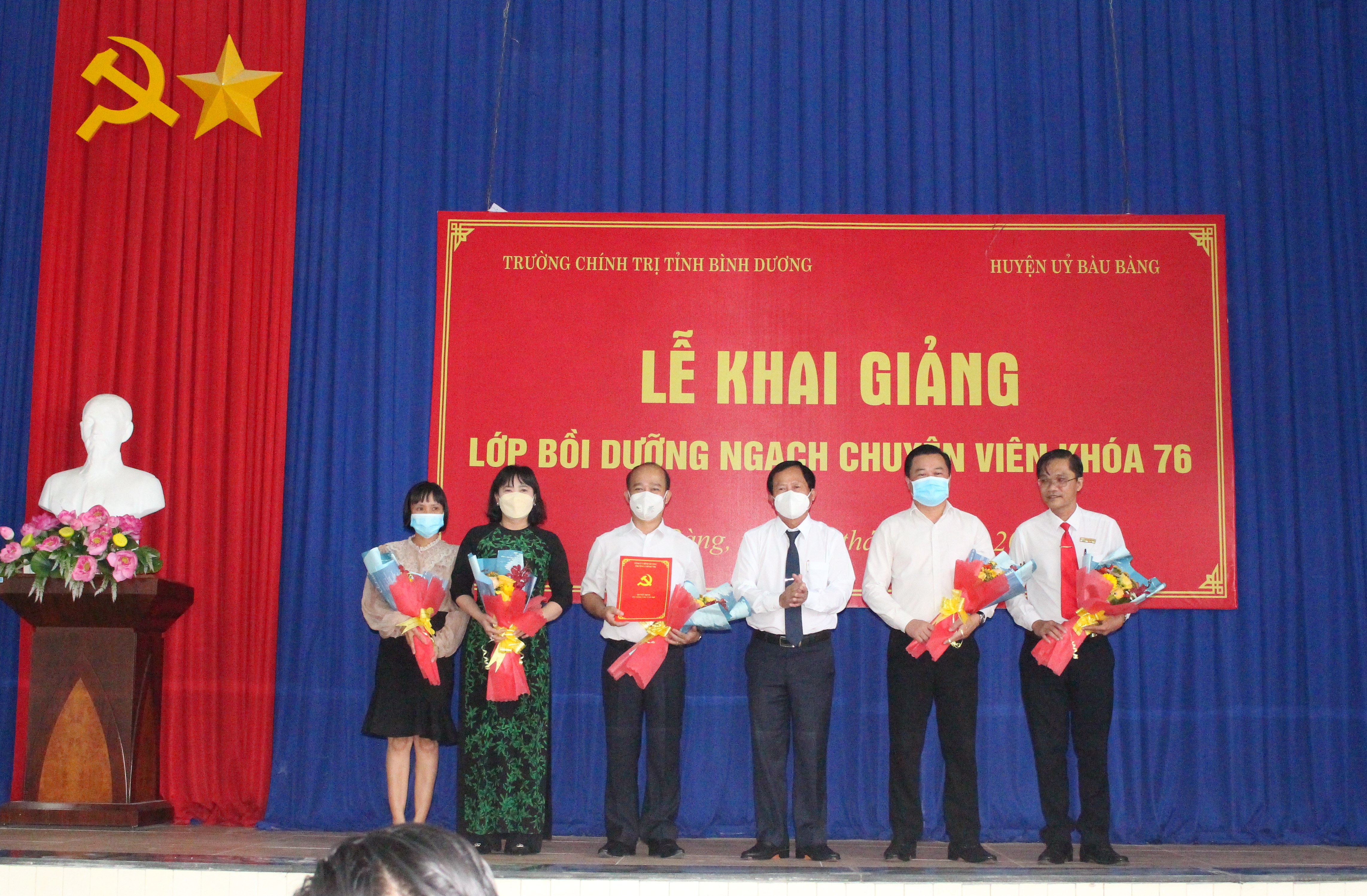 Lãnh đạo huyện Bàu Bàng tặng hoa cho Ban Quản lý Lớp bồi dưỡng Ngạch chuyên viên khóa 76 tại huyện Bàu Bàng