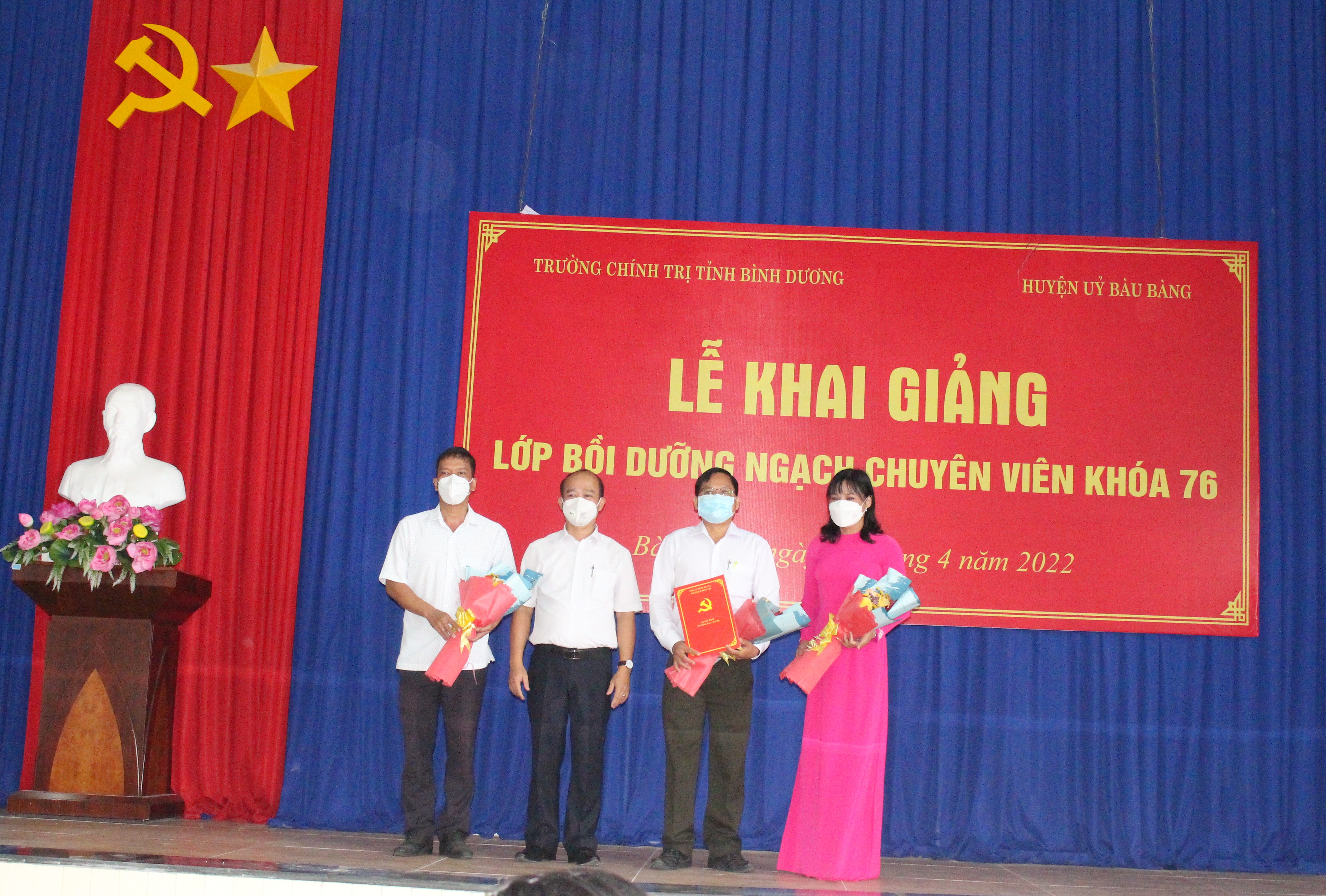 Lãnh đạo huyện tặng hoa cho Ban Cán sự Lớp bồi dưỡng Ngạch chuyên viên khóa 76 tại huyện Bàu Bàng