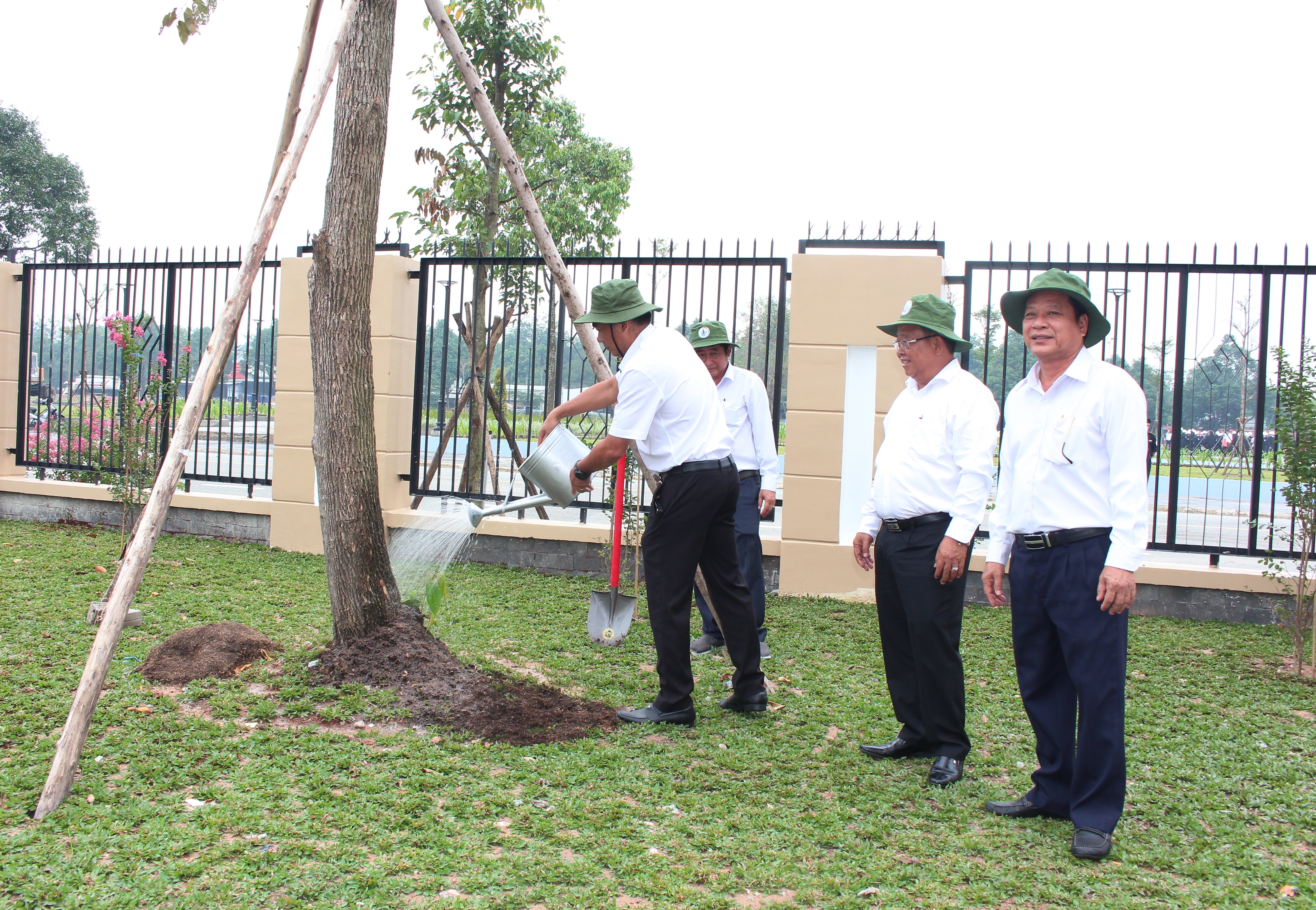 Ông Nguyễn Lộc Hà - Phó Chủ tịch UBND tỉnh tham gia trồng cây xanh trong khuôn viên Tòa nhà Trung tâm Hành chính huyện Bàu Bàng.