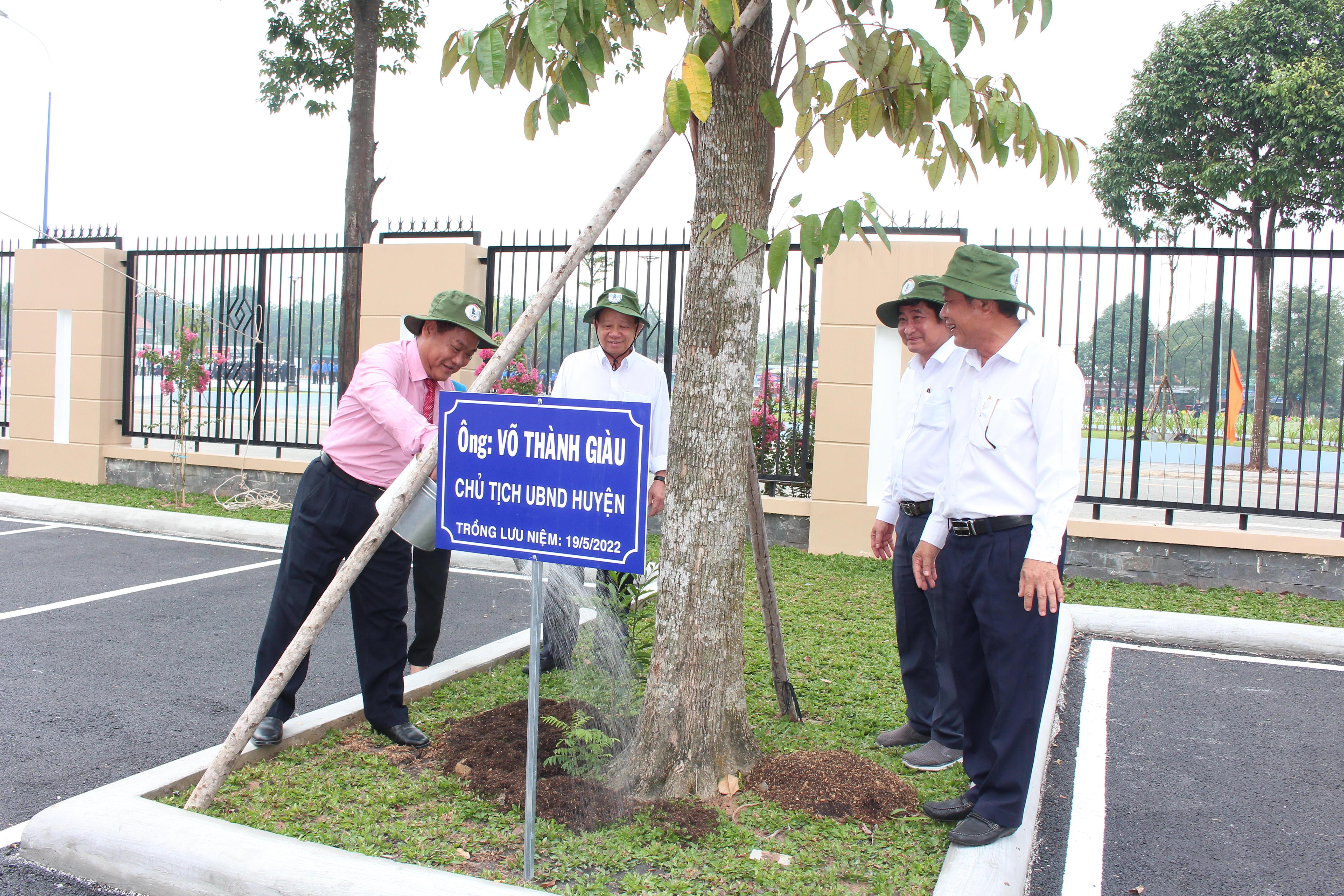 Ông Võ Thành Giàu - chủ tịch UBND huyện tham gia trồng cây xanh trong khuôn viên Tòa nhà Trung tâm Hành chính huyện Bàu Bàng.