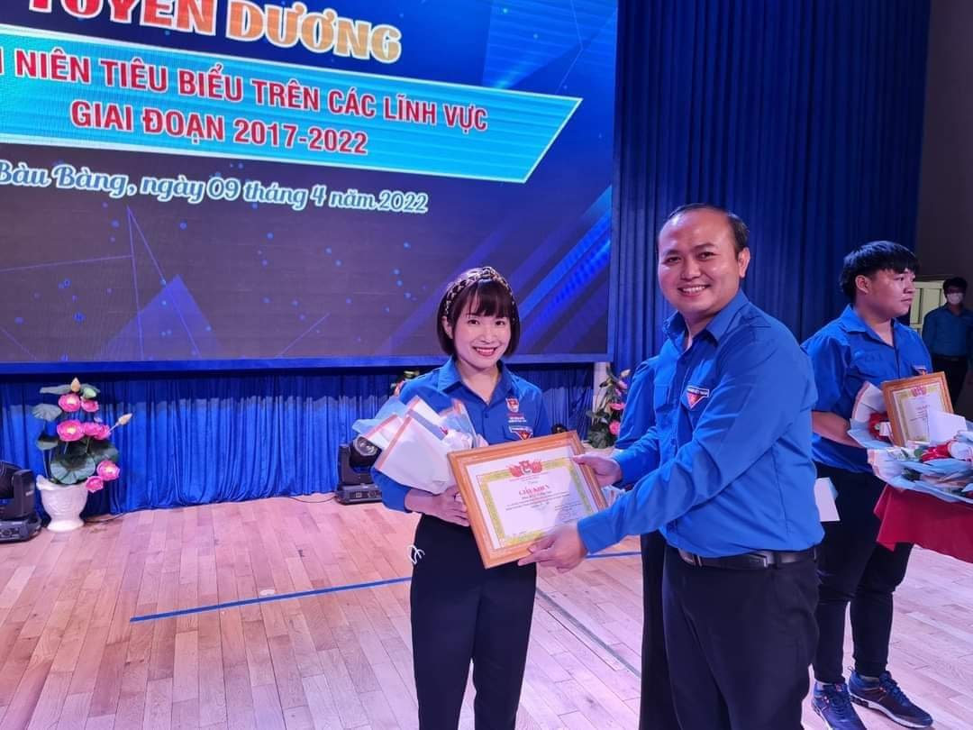 Cô Lường Thị Vinh được khen thưởng thanh niên tiêu biểu trên các lĩnh vực giai đoạn 2017-2022.