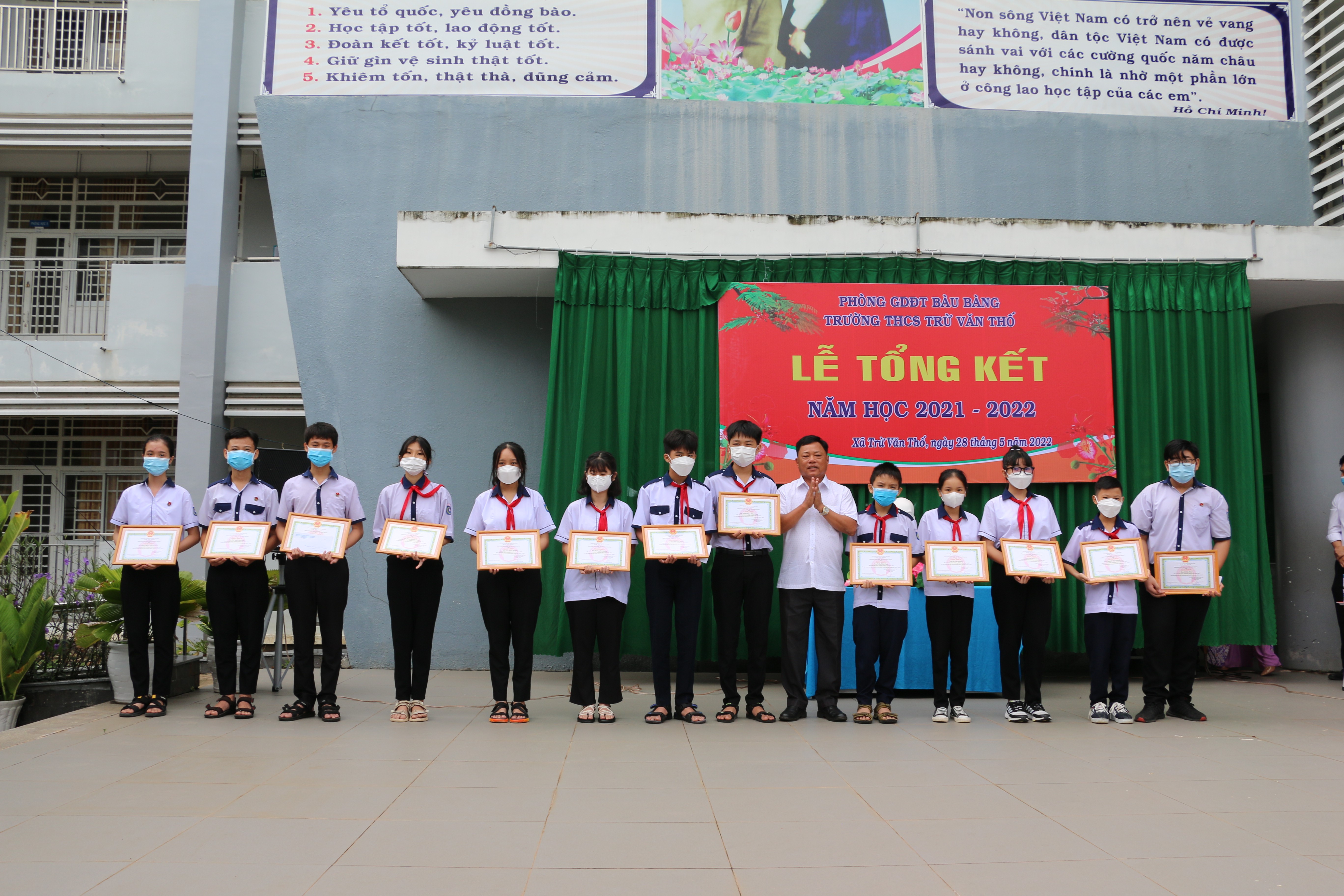 Ông Nguyễn Hữu Lợi – Đại diện Hội Khuyến học Bàu Bàng trao thưởng cho học sinh.