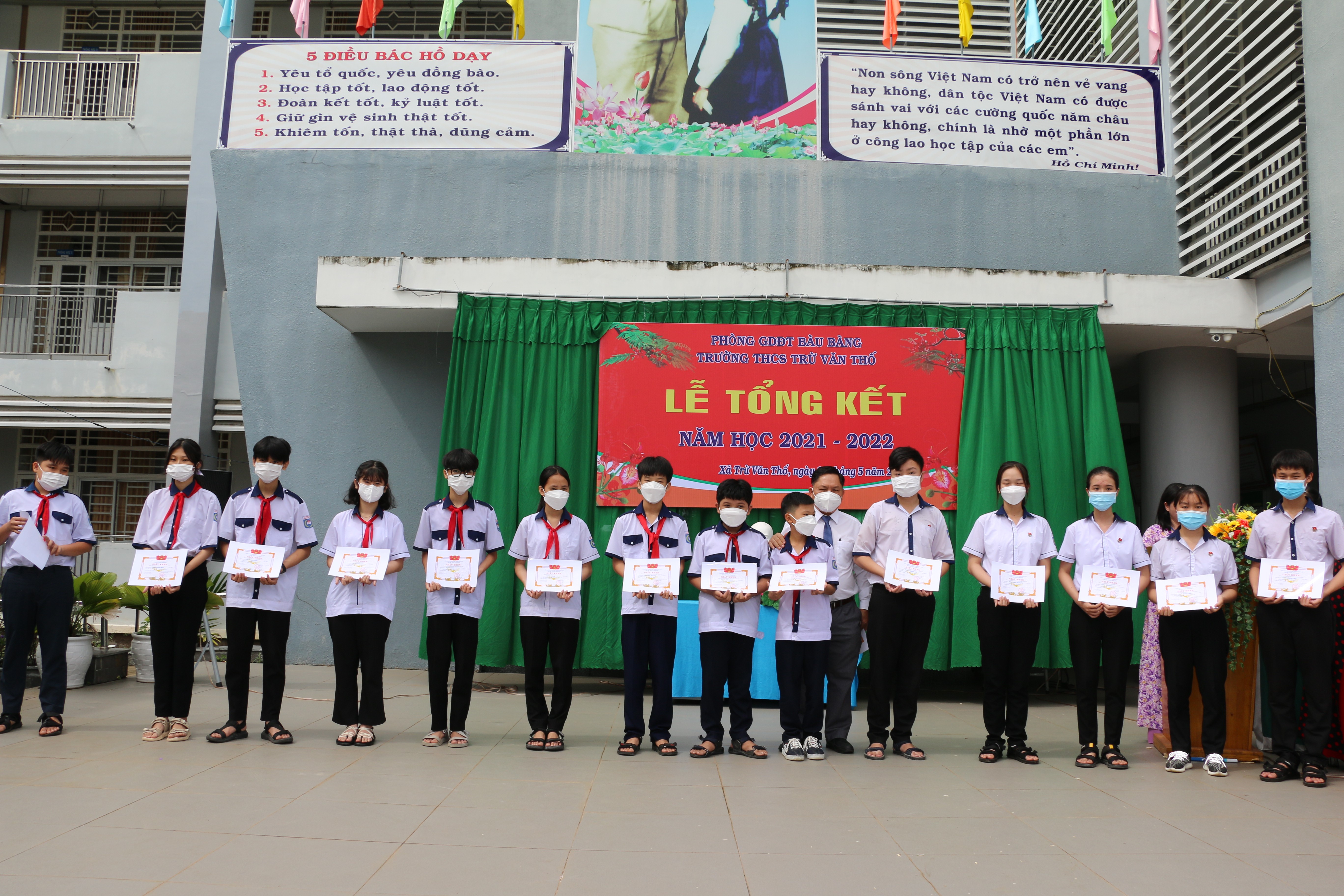 Thầy Lê Minh Thu - Hiệu trưởng Trường THCS Trừ Văn Thố trao thưởng cho học sinh.