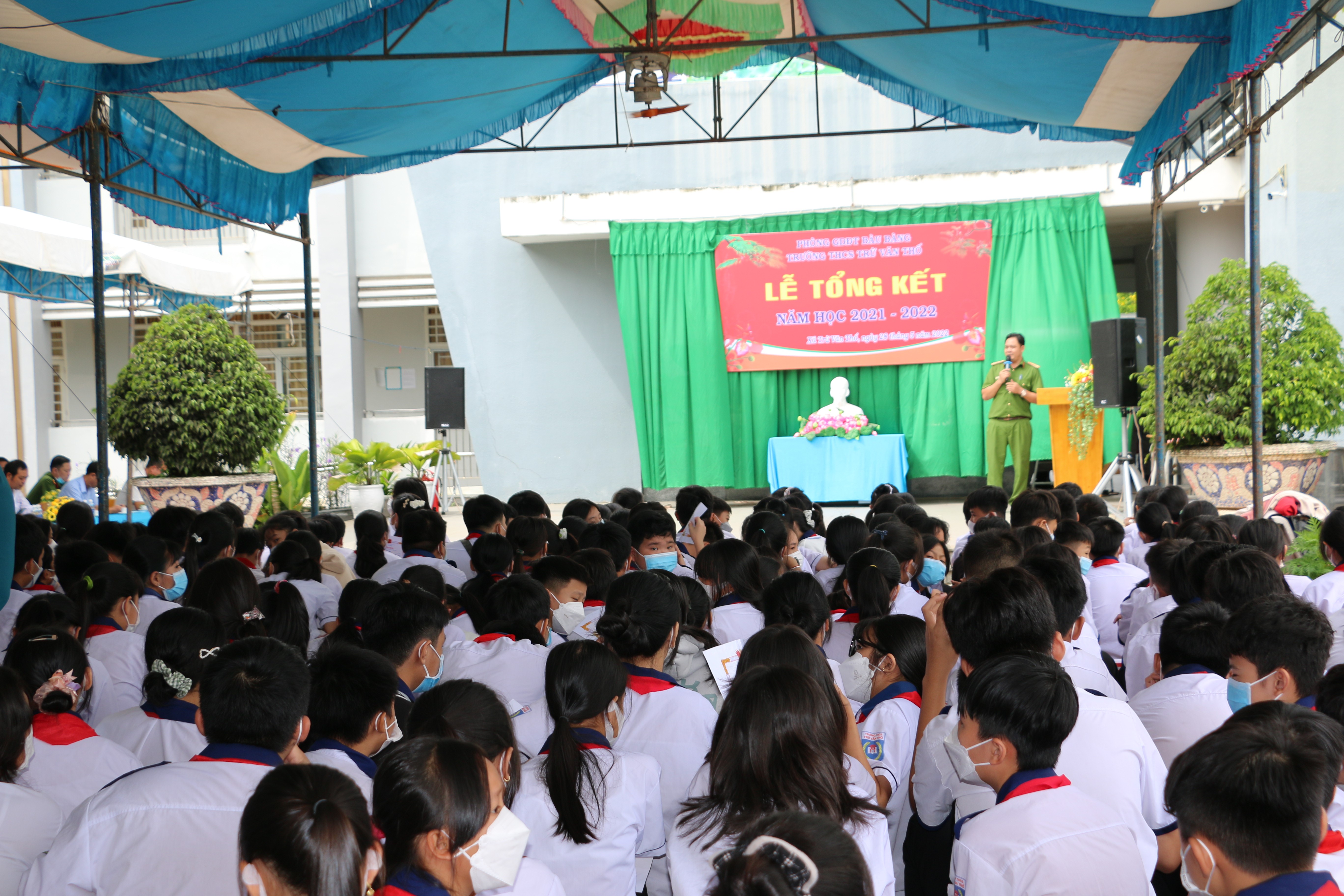 Đại úy Đoàn Công Huân – Phó đội trưởng Đội PCCC Công an huyện Bàu Bàng tuyên truyền phòng, chống đuối nước, phòng cháy chữa cháy hộ gia đình cho các em học sinh.
