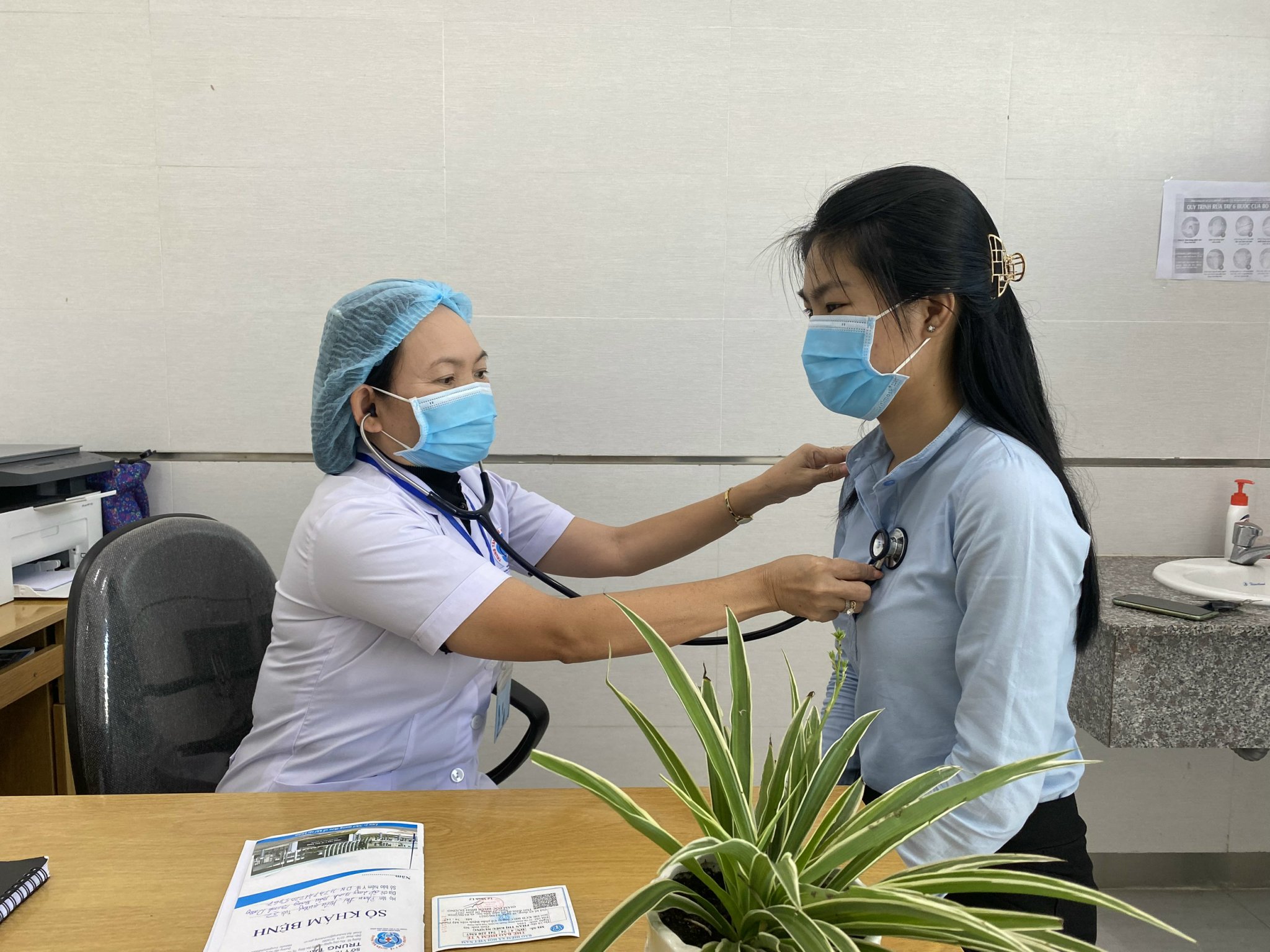 Bác sỹ, nhân viên tế Trung tâm Y tế huyện Bàu Bàng vừa thực hiện nhiệm vụ phòng, chống dịch bệnh vừa bảo đảm thực hiện tốt chăm sóc sức khỏe nhân dân.