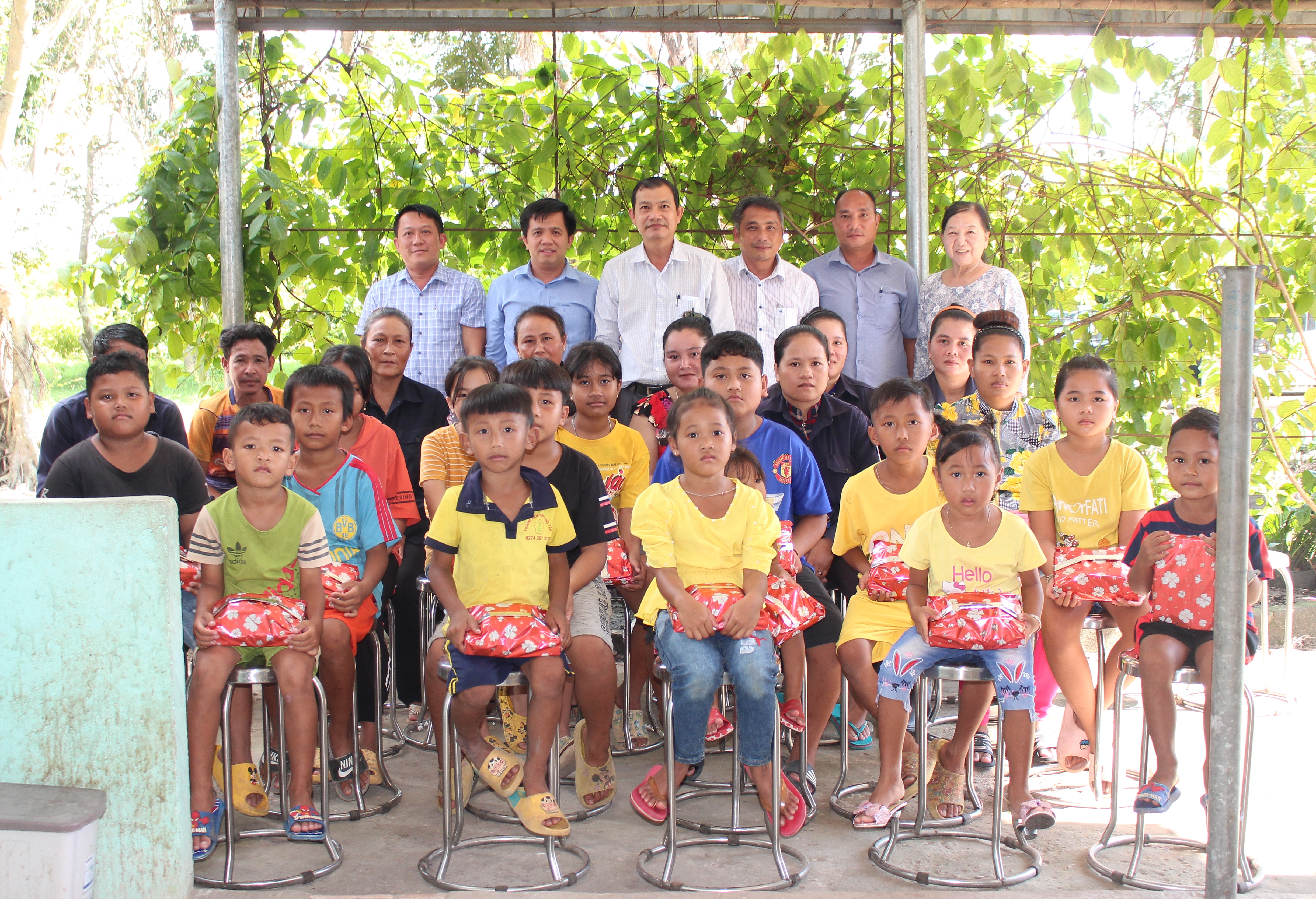 Lãnh đạo thị trấn Lai Uyên tặng bánh trung thu và tập cho 30 trẻ em sinh sống, làm việc trong khu vườn ươm cây xanh.