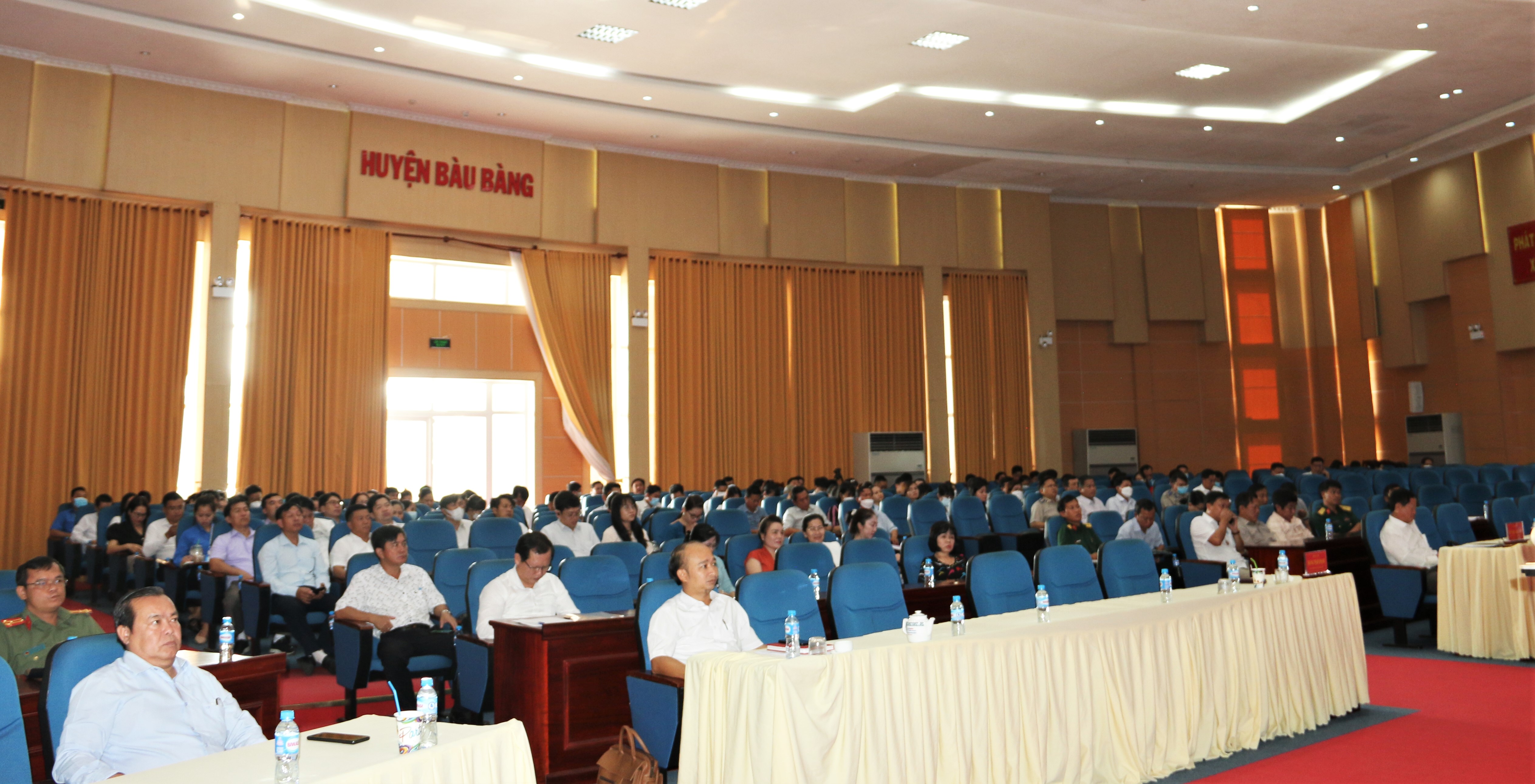 Các đại biểu tham dự Hội nghị tại điểm cầu hội trường huyện. Hoàng Tú