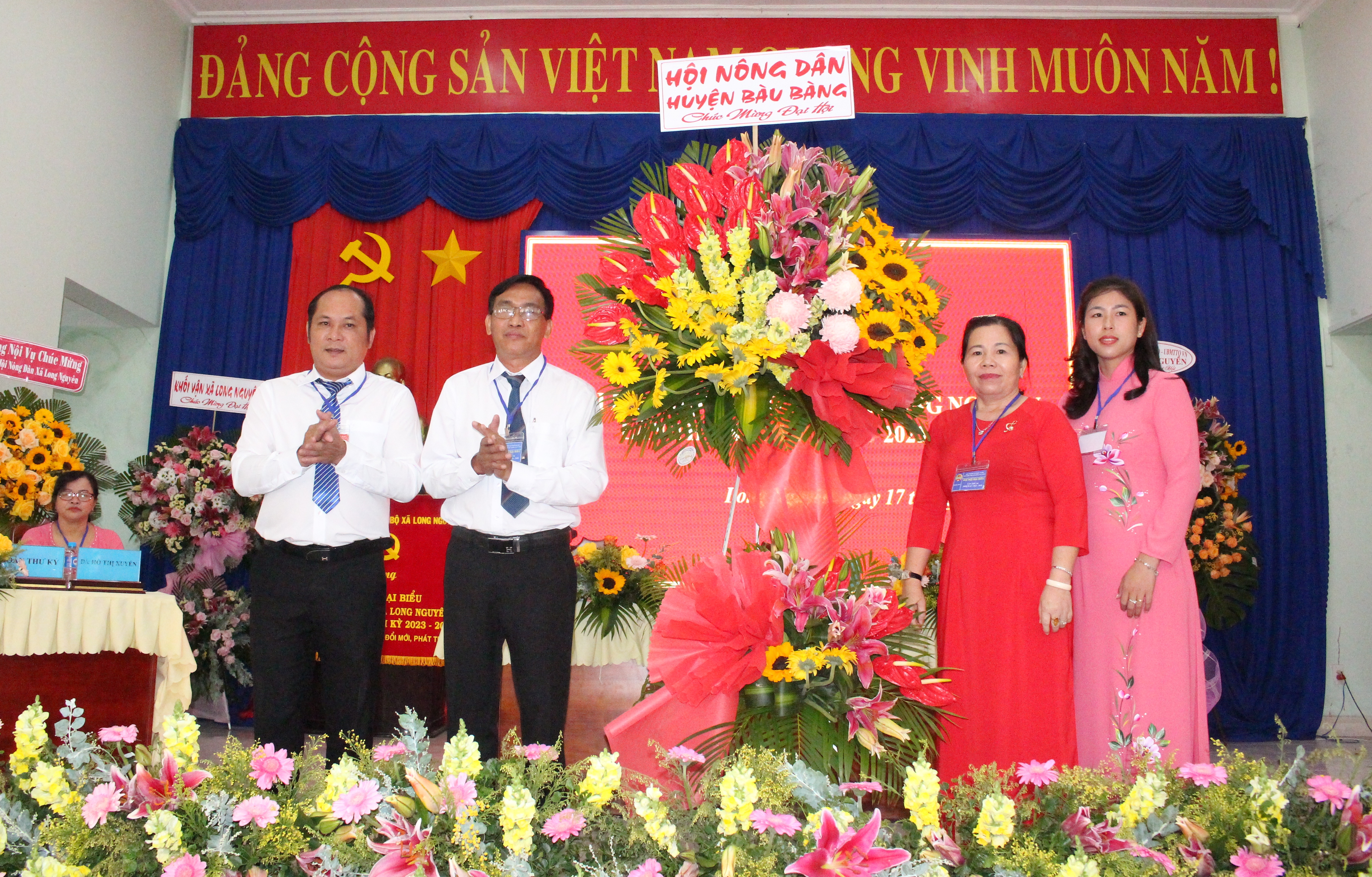 Bà Nguyễn Thị Ánh Tuyết - Chủ tịch Hội Nông dân huyện tặng hoa chúc mừng Đại hội.