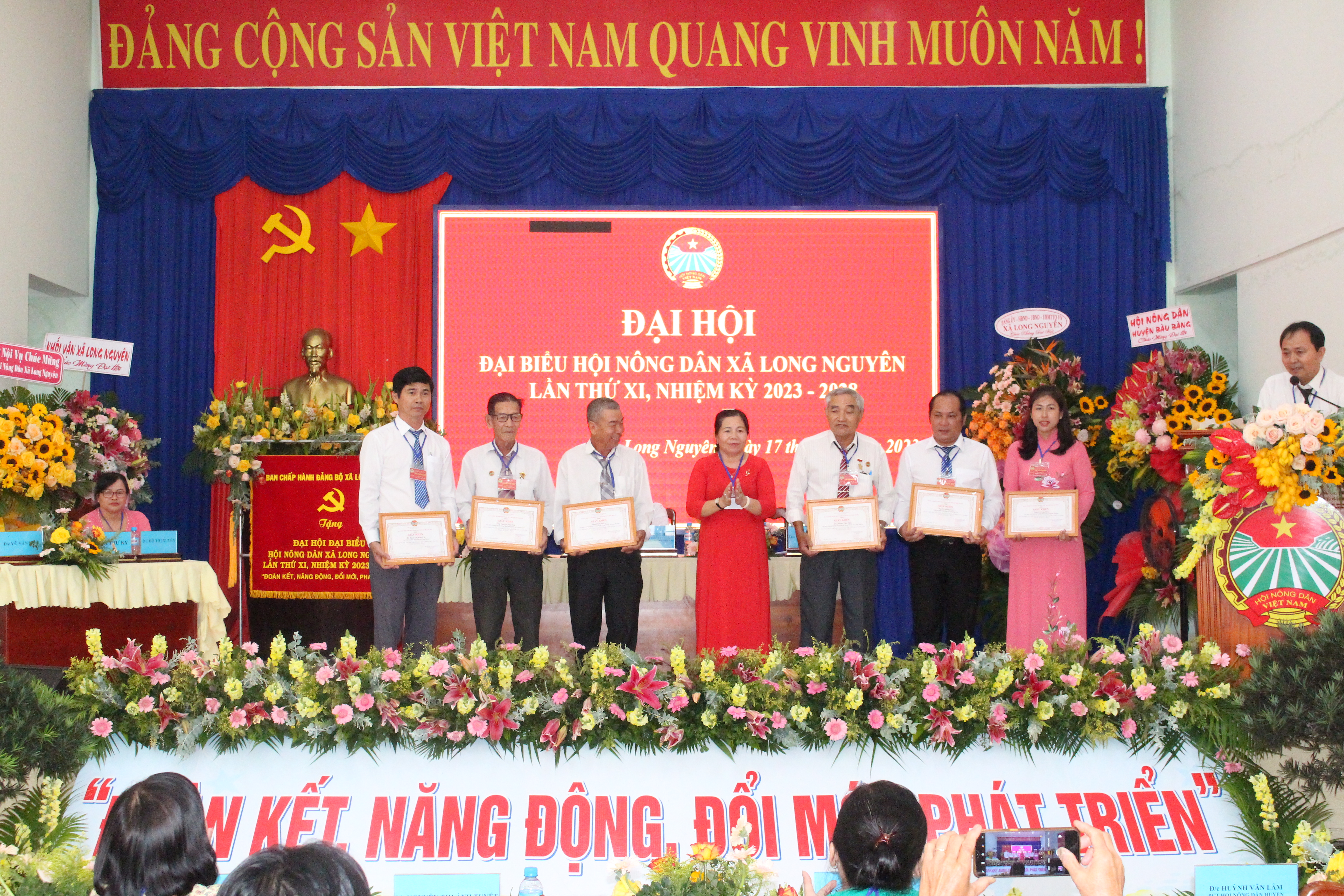 Bà Nguyễn Thị Ánh Tuyết - Chủ tịch Hội Nông dân huyện trao giấy khen cho các cá nhân có thành tích xuất sắc trong phong trào.