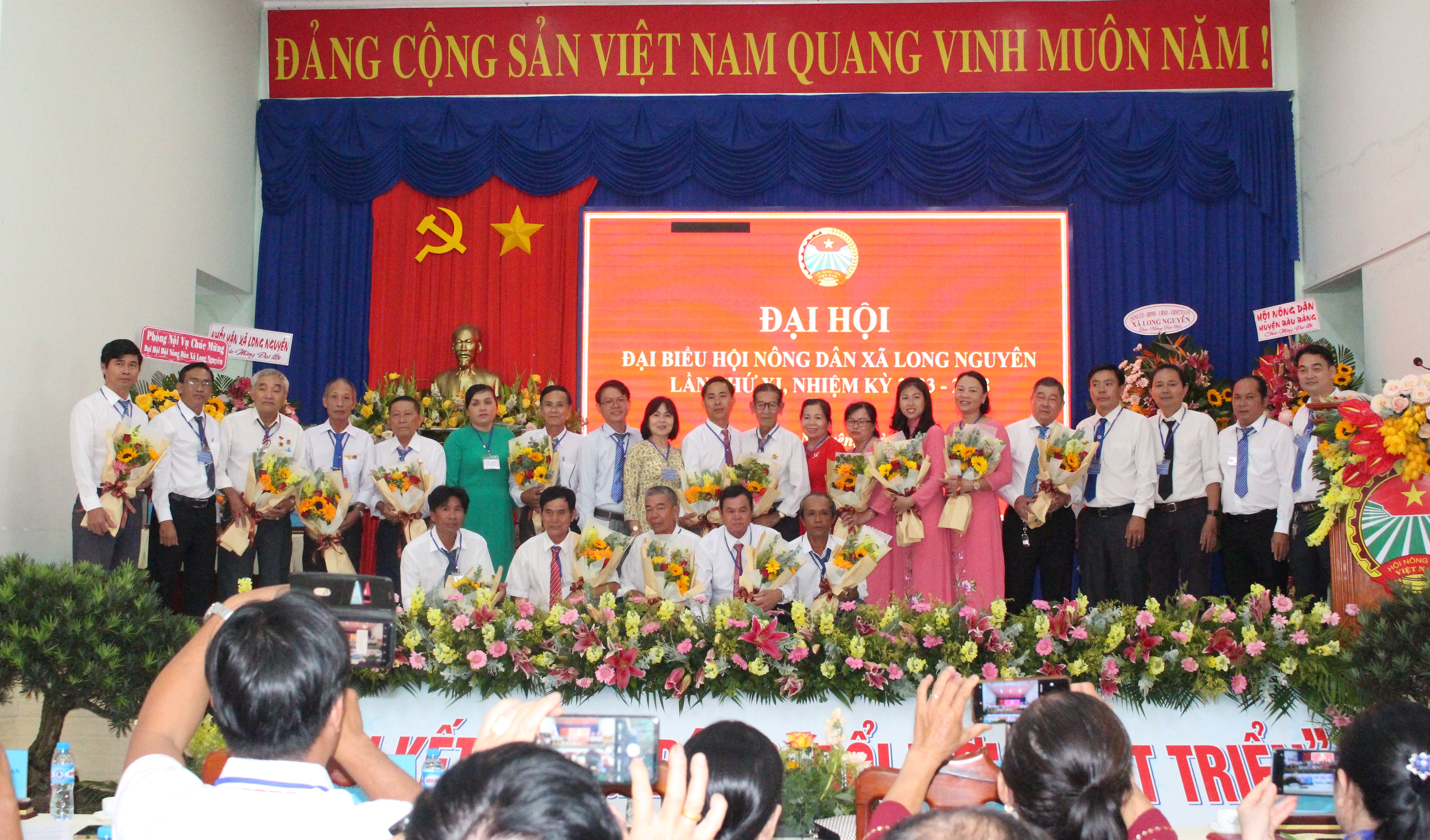 Lãnh đạo huyện, xã tặng hoa và chụp hình lưu niệm cùng Ban Chấp hành Hội Hội Nông dân xã Long Nguyên lần thứ XII, nhiệm kỳ 2023-2028.