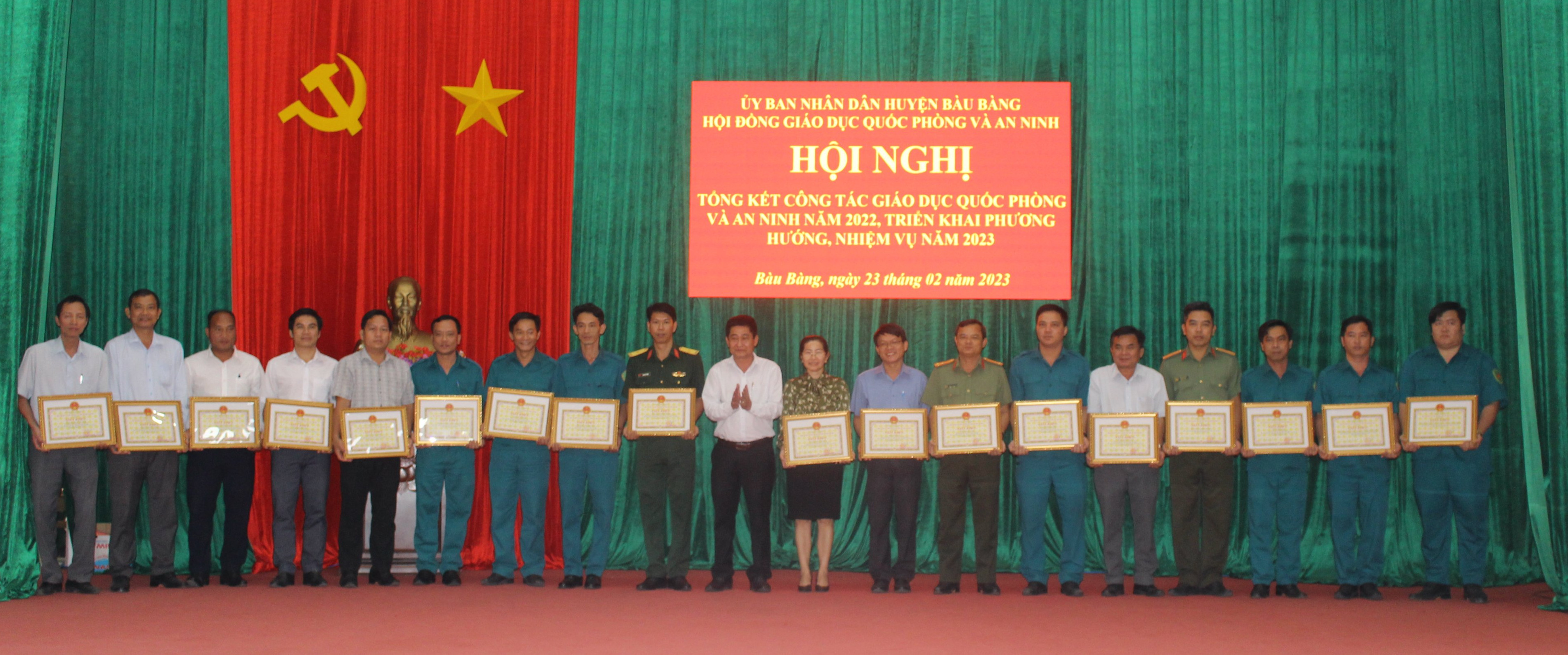 Ông Nguyễn Phú Cường - Phó Chủ tịch UBND, Chủ tịch Hội đồng giáo dục QP&AN huyện khen thưởng cho 8 tập thể và 22 cá nhân đạt thành tích xuất sắc trong công tác giáo dục quốc phòng và an ninh năm 2022.