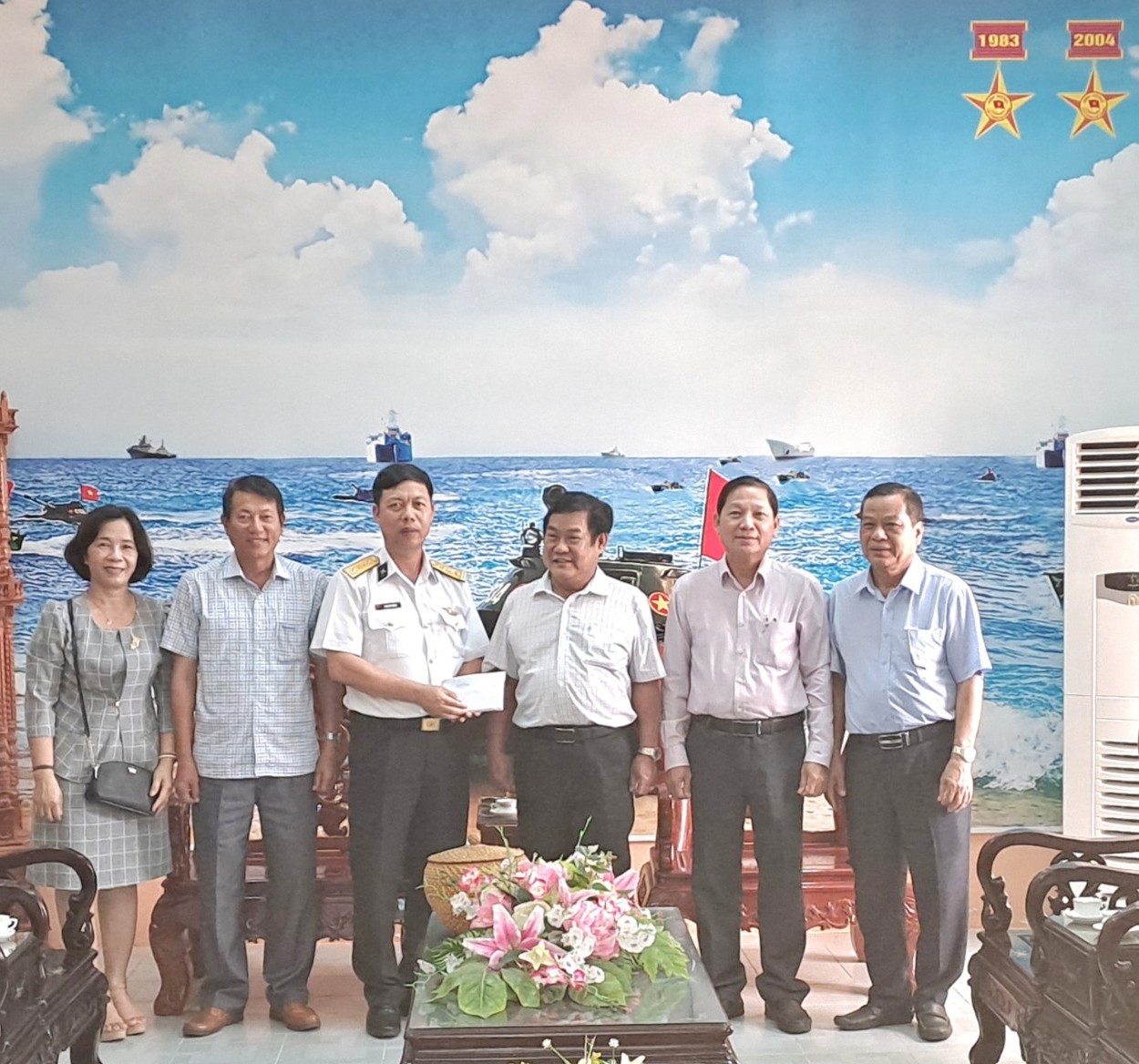 Lãnh đạo huyện Bàu Bàng trao tặng cho đơn vị huấn luyện Lữ đoàn 101 một phần quà.