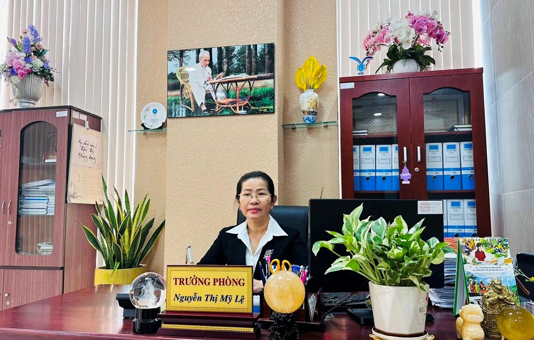 Bà Nguyễn Thị Mỹ Lệ - Trưởng phòng Giáo dục và Đào tạo huyện báo cáo chia sẻ về hành trình đột phá của ngành qua 09 năm huyện Bàu Bàng đi vào hoạt động.