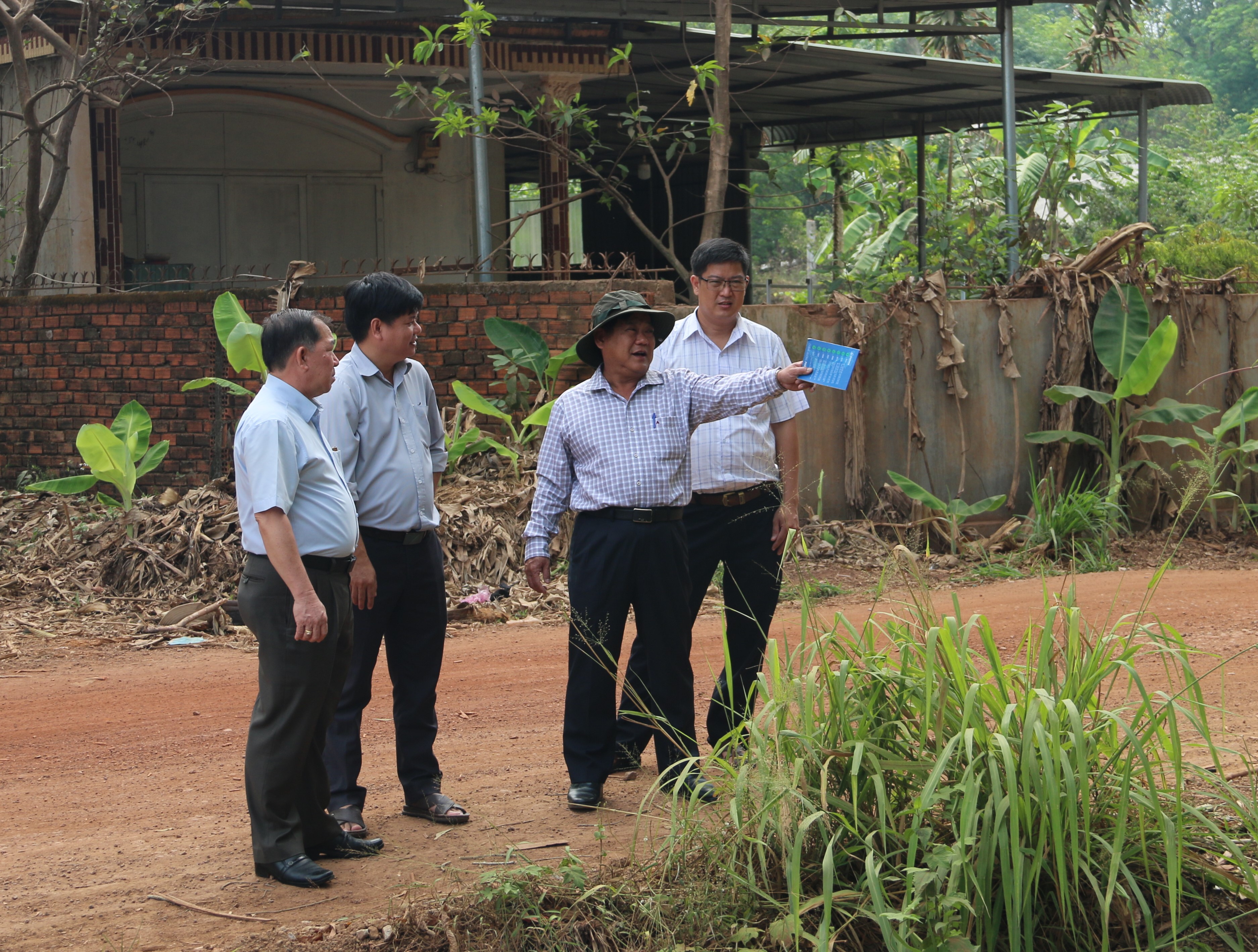 Ông Võ Thành Giàu - Chủ tịch UBND huyện cùng đoàn công tác huyện kiểm tra tiến độ thực hiện phần tuyến đường ĐH618. (Ảnh: Hoàng Tú)