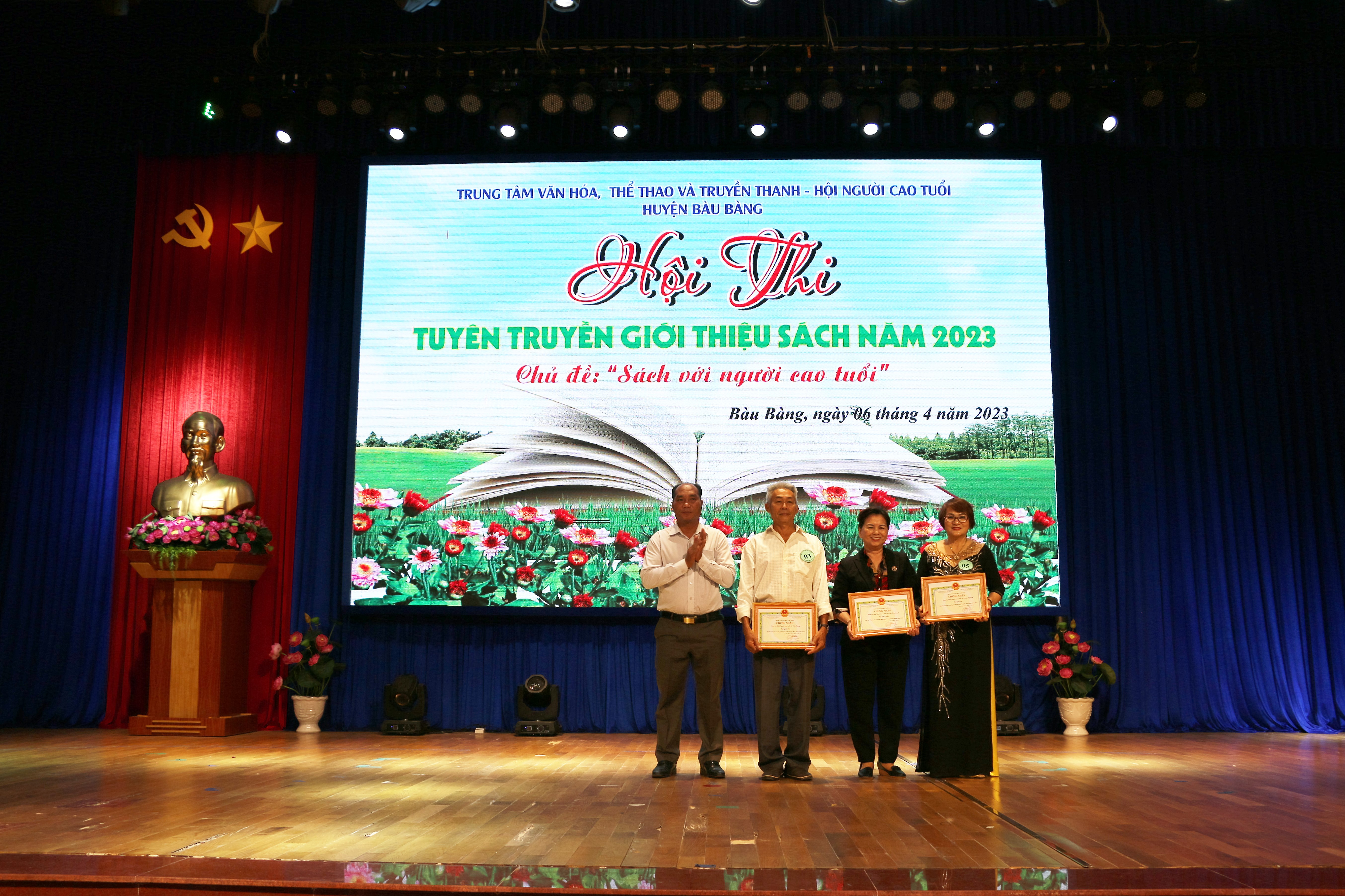 Ban Tổ chức trao giải cho các đội thi.
