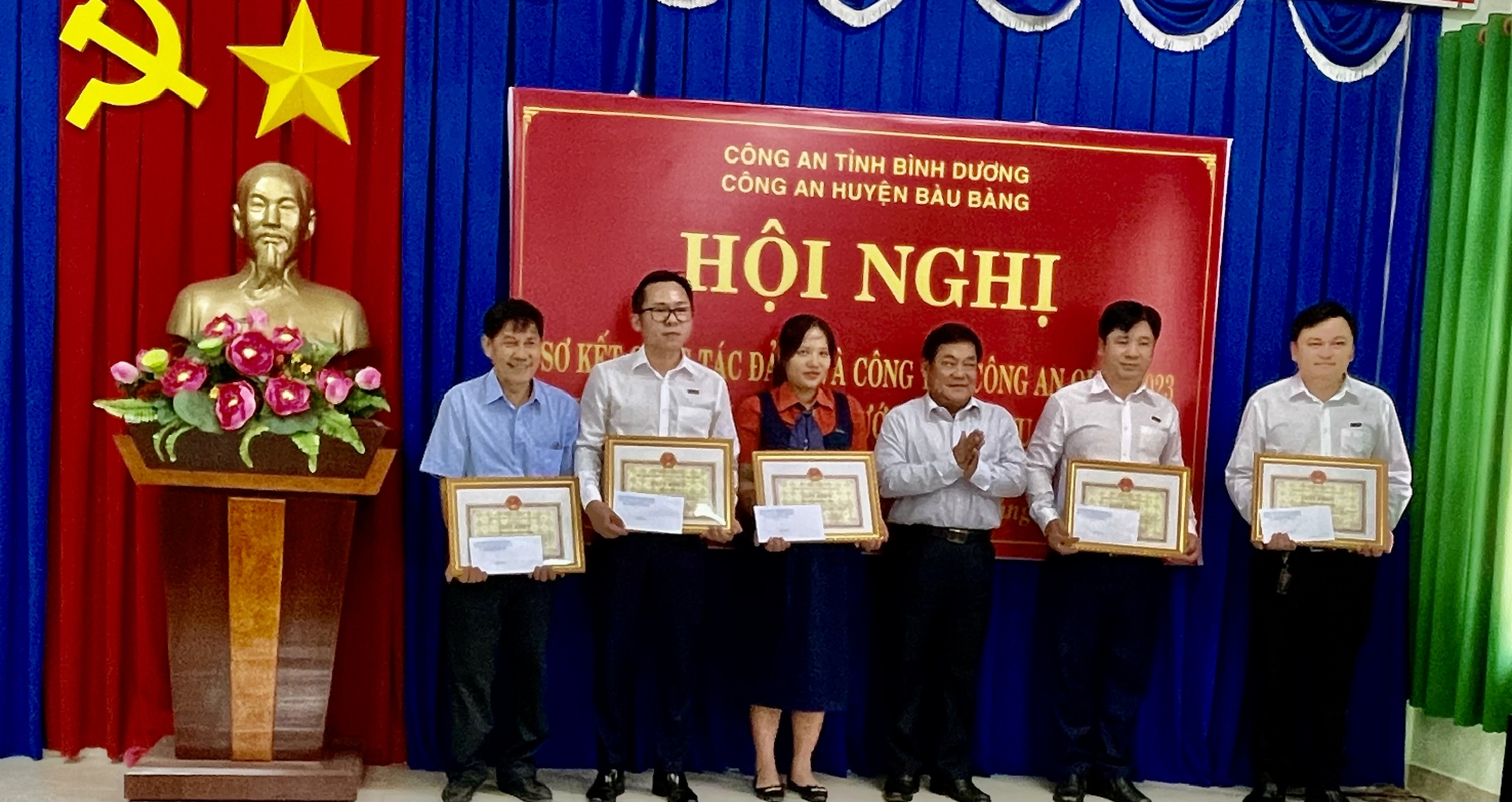 Ông Võ Thành Giàu-Chủ tịch UBND huyện đã tặng giấy khen cho 5 cá nhân có thành tích xuất sắc trong công tác truy bắt đối tượng cướp tài sản tại Phòng Giao dịch Ngân hàng Sacombank, thị trấn Lai Uyên.