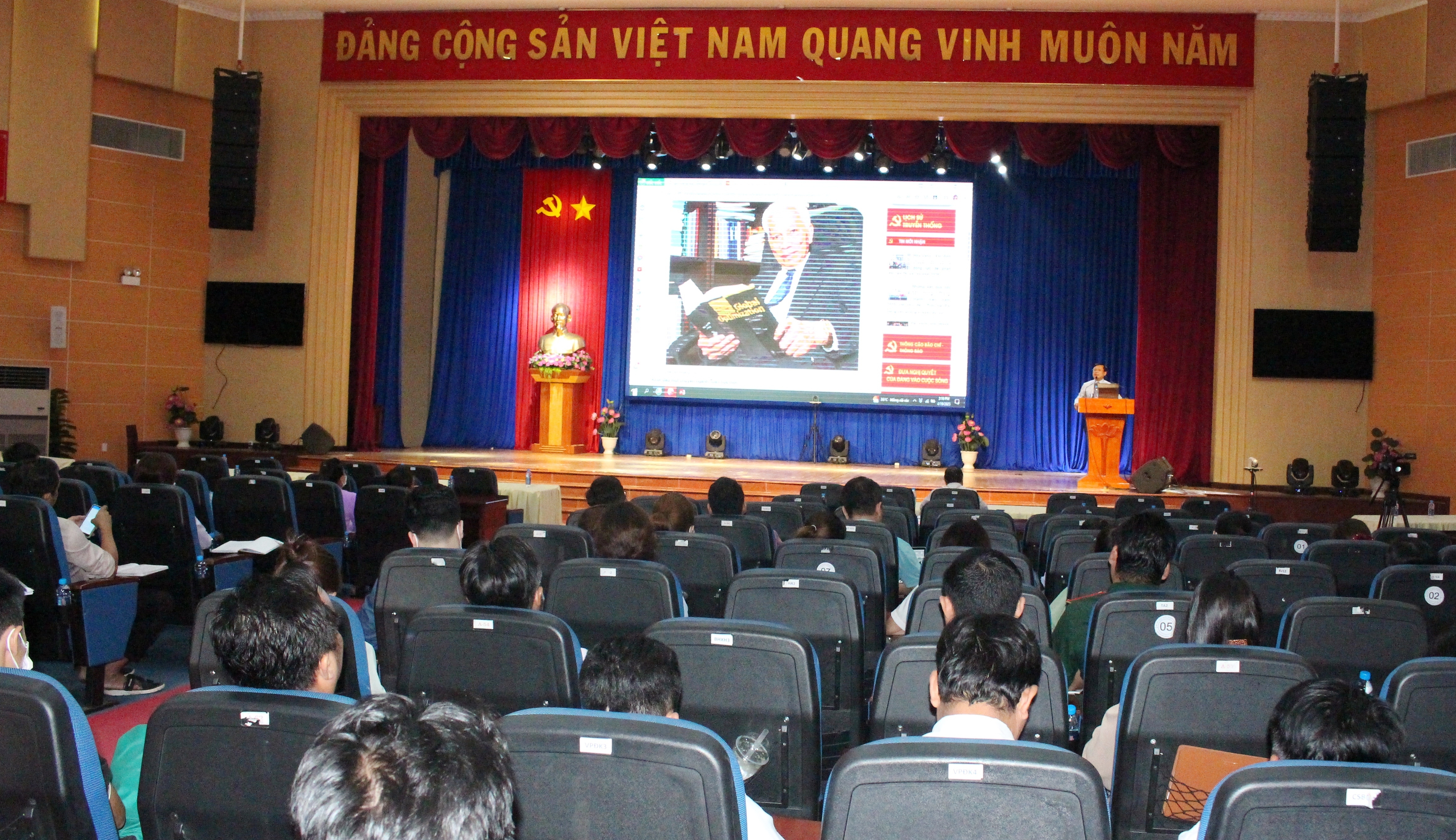 Tiến sĩ Vũ Trung Kiên - Phó trưởng Khoa Xây dựng Đảng, Học viện Chính trị quốc gia Hồ Chí Minh khu vực II trình bày nội dung chuyên đề năm 2023