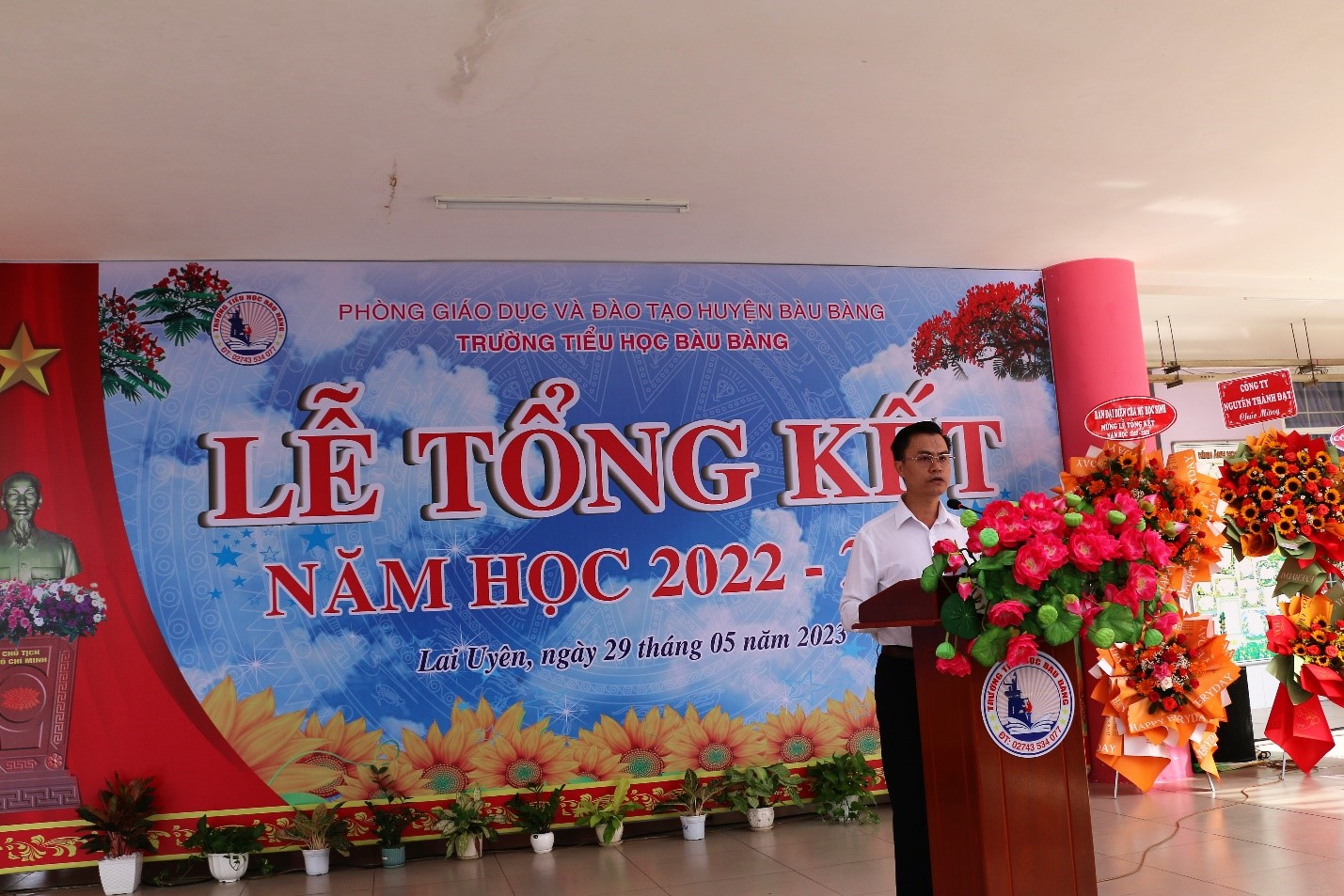 Thầy Hồ Sỹ Đàn - Hiệu trưởng Trường TH Bàu Bàng phát biểu tổng kết năm học.