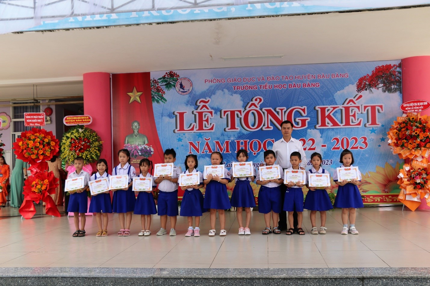 Thầy Hồ Sỹ Đàn - Hiệu trưởng Trường TH Bàu Bàng trao thưởng cho các em học sinh.