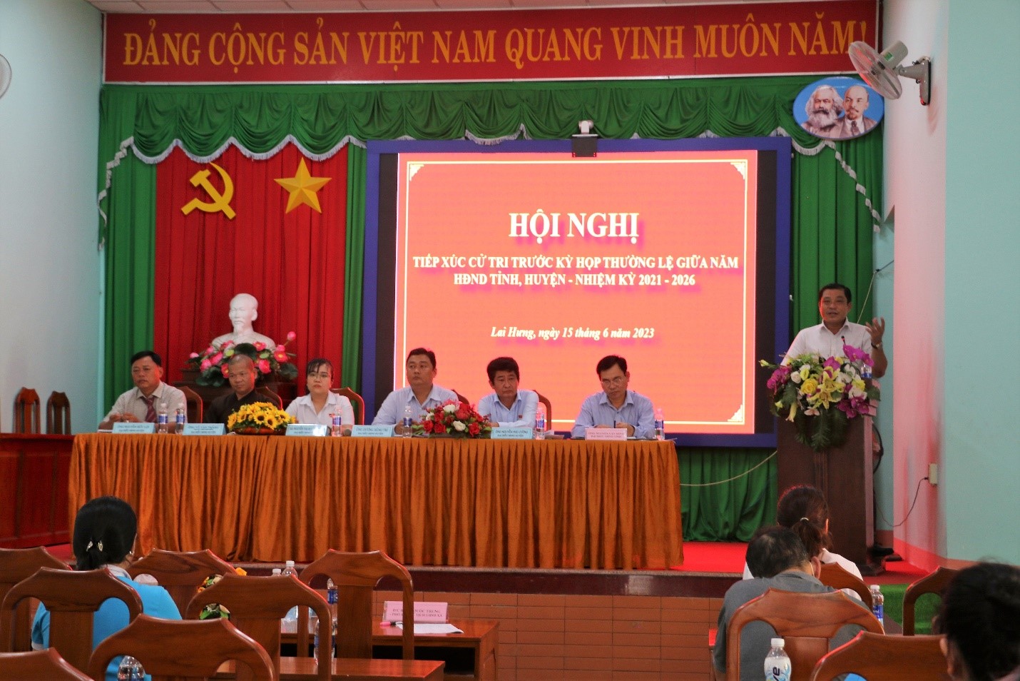 Ông Bành Quốc Trung – Chủ tịch UBND xã trả lời ý kiến của cử tri.