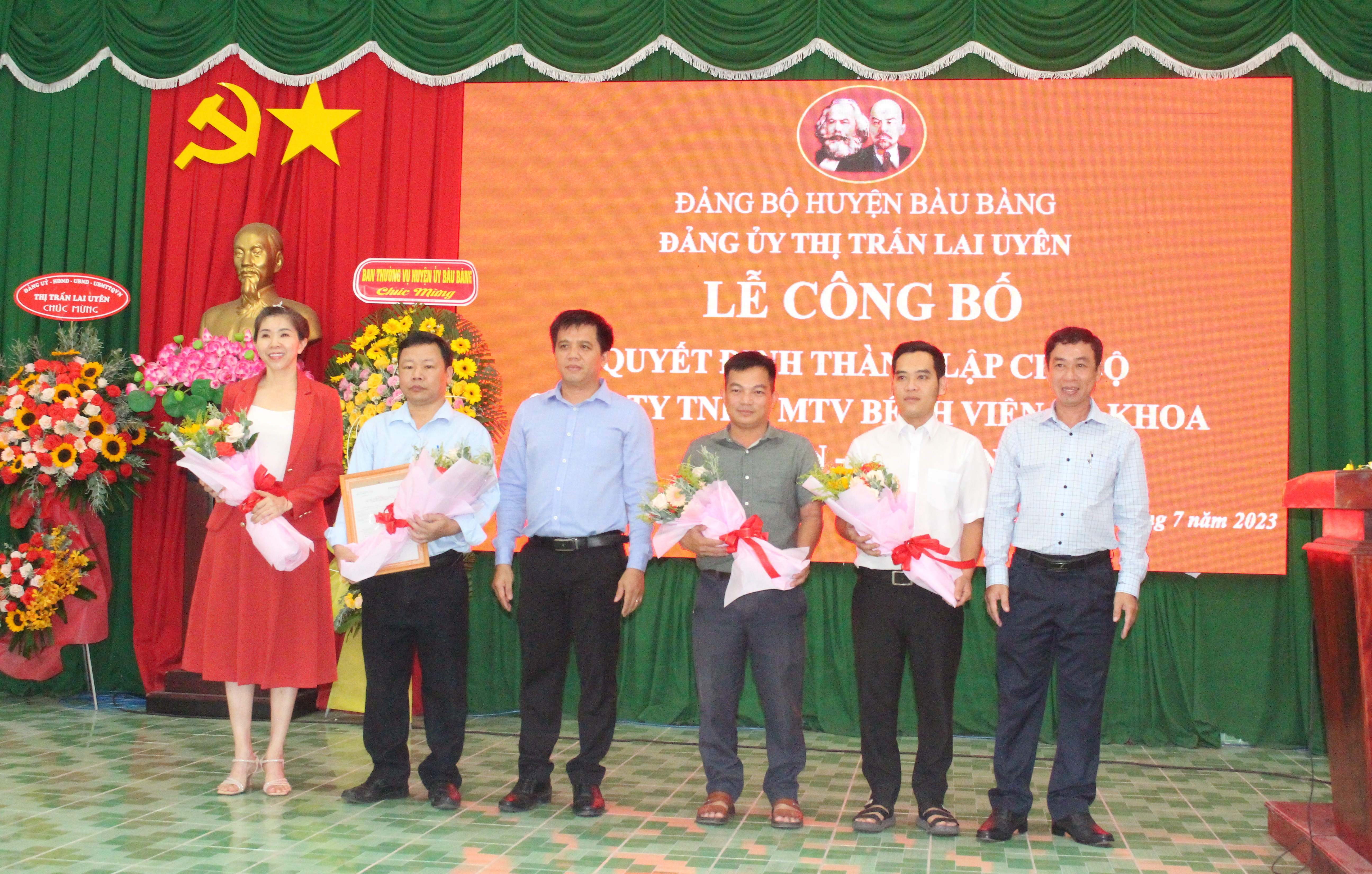 Lãnh đạo Đảng ủy thị trấn Lai Uyên trao Quyết định và hoa chúc mừng cho Ban Giám đốc và lãnh đạo cấp ủy Chi độ bệnh viện.