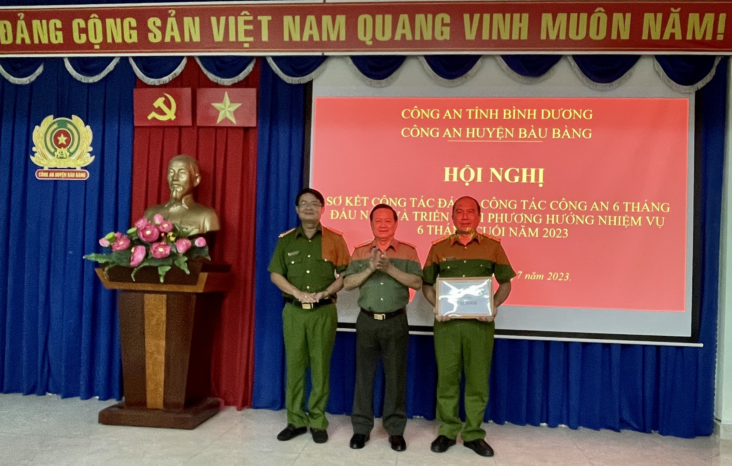 Đại tá Phạm Quốc Dũng-Phó Giám đốc CA tỉnh trao thưởng nóng cho Công an huyện Bàu Bàng.