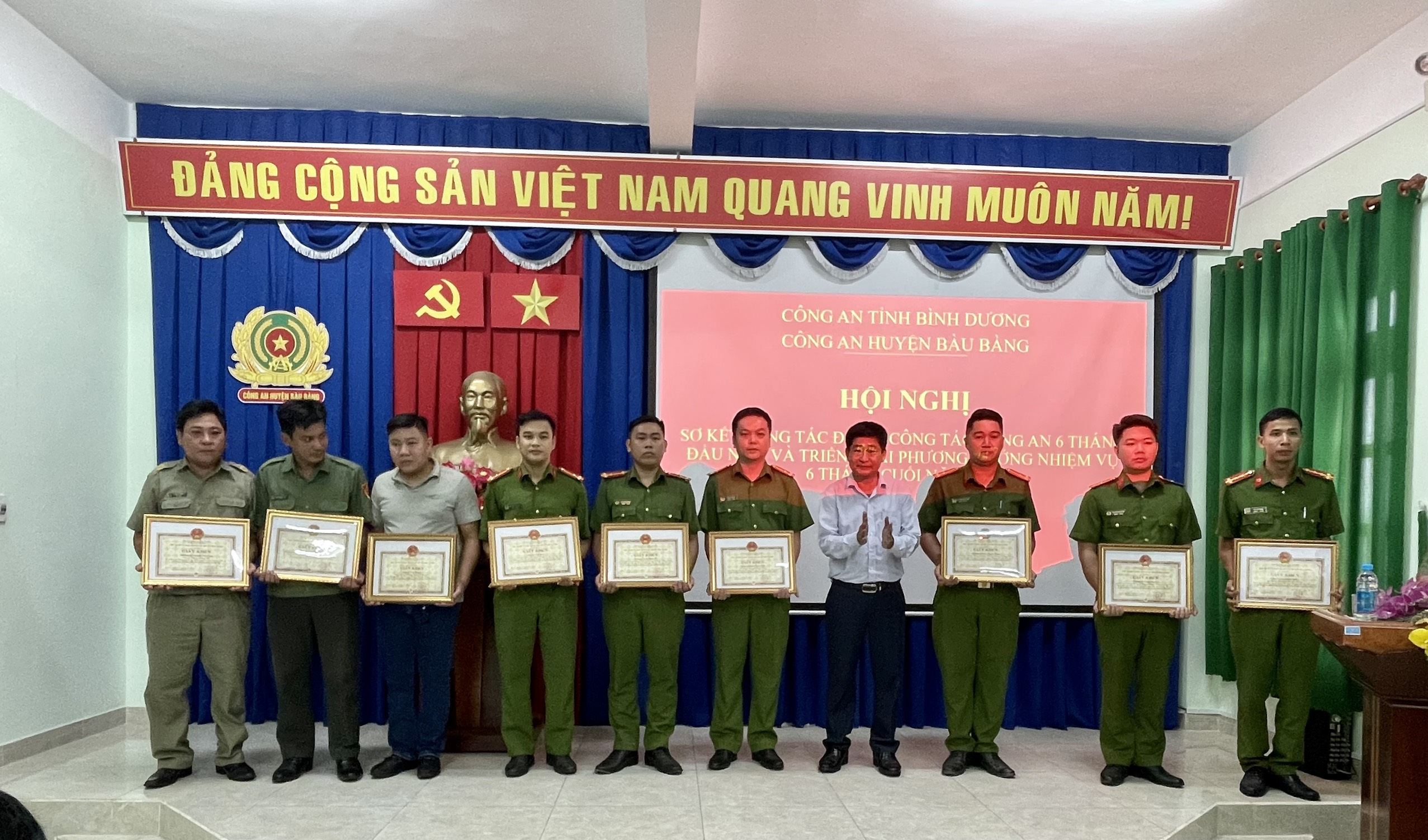 Ông Nguyễn Phú Cường-Phó Chủ tịch UBND huyện Bàu Bàng tặng giấy khen cho các cá nhân, tập thể có thành tích phá nhanh các vụ án.