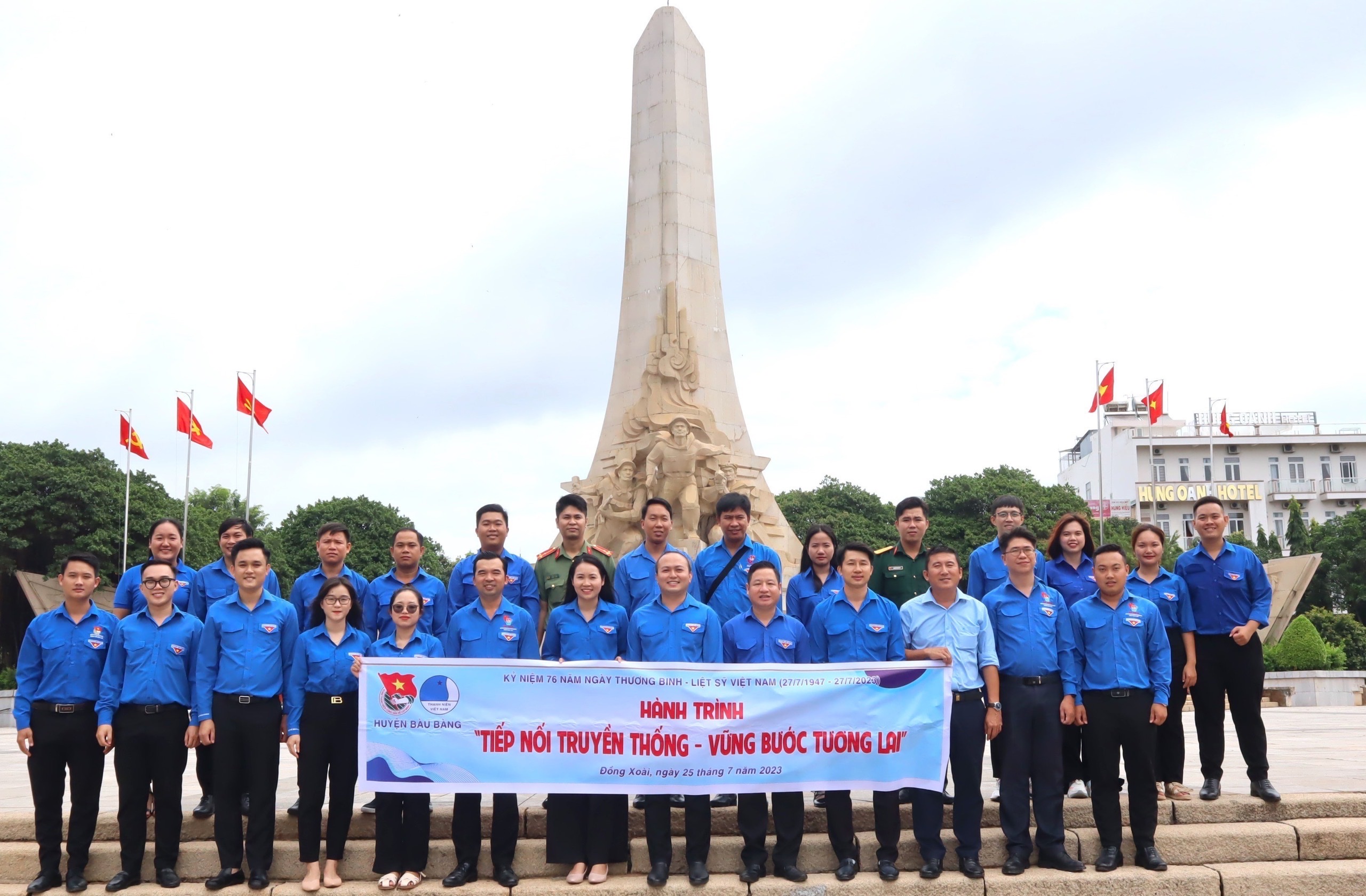 Huyện Đoàn Bàu Bàng và Thành Đoàn Đồng Xoài chụp ảnh lưu niệm tại Di tích lịch sử Quốc gia “Địa điểm chiến thắng Đồng Xoài”.