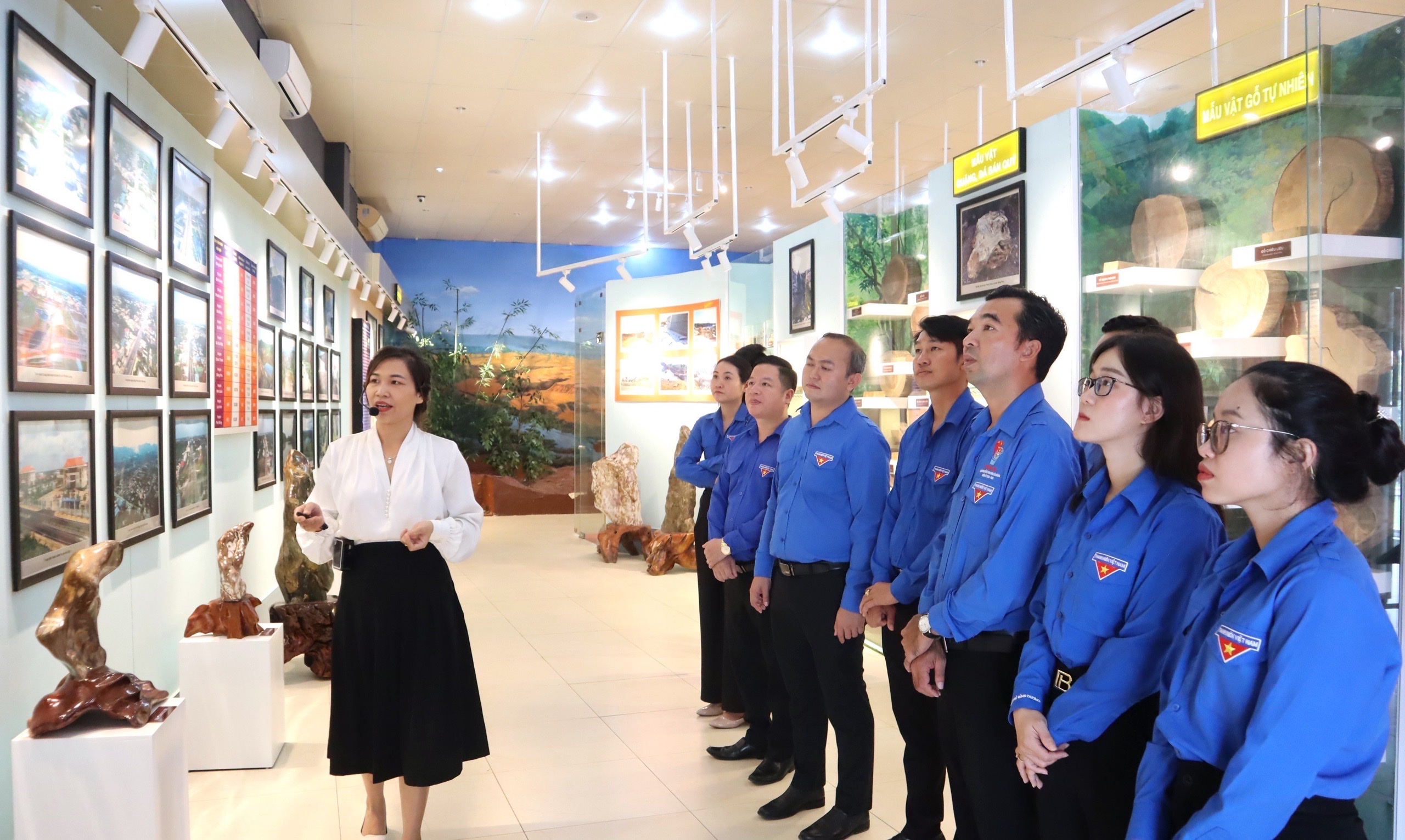 Các đại biểu tham quan tại Bảo tang tỉnh Bình Phước.