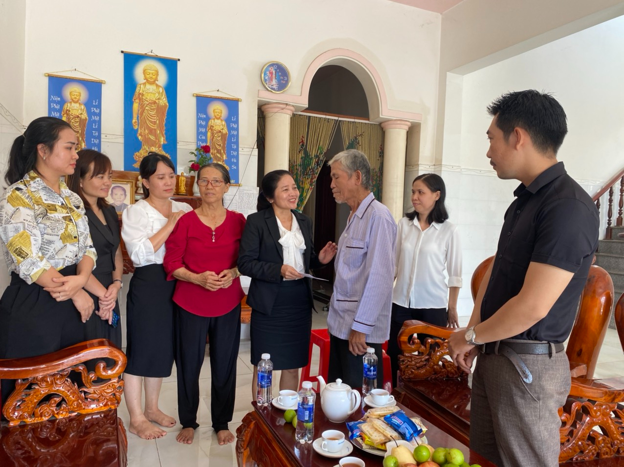 Đại diện Cấp uỷ chi bộ Y tế và các đồng chí Đảng viên đến thăm và tặng quà cho ông Hồ Văn Hồng tại xã Long Nguyên - huyện Bàu Bàng.