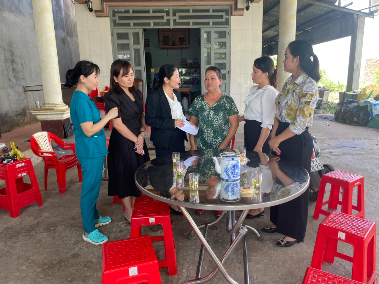 Đại diện Cấp uỷ chi bộ Y tế và các đồng chí Đảng viên đến thăm và tặng quà cho Bà Nguyễn Thị Bảy tại huyện Chơn Thành - tỉnh Bình Phước.