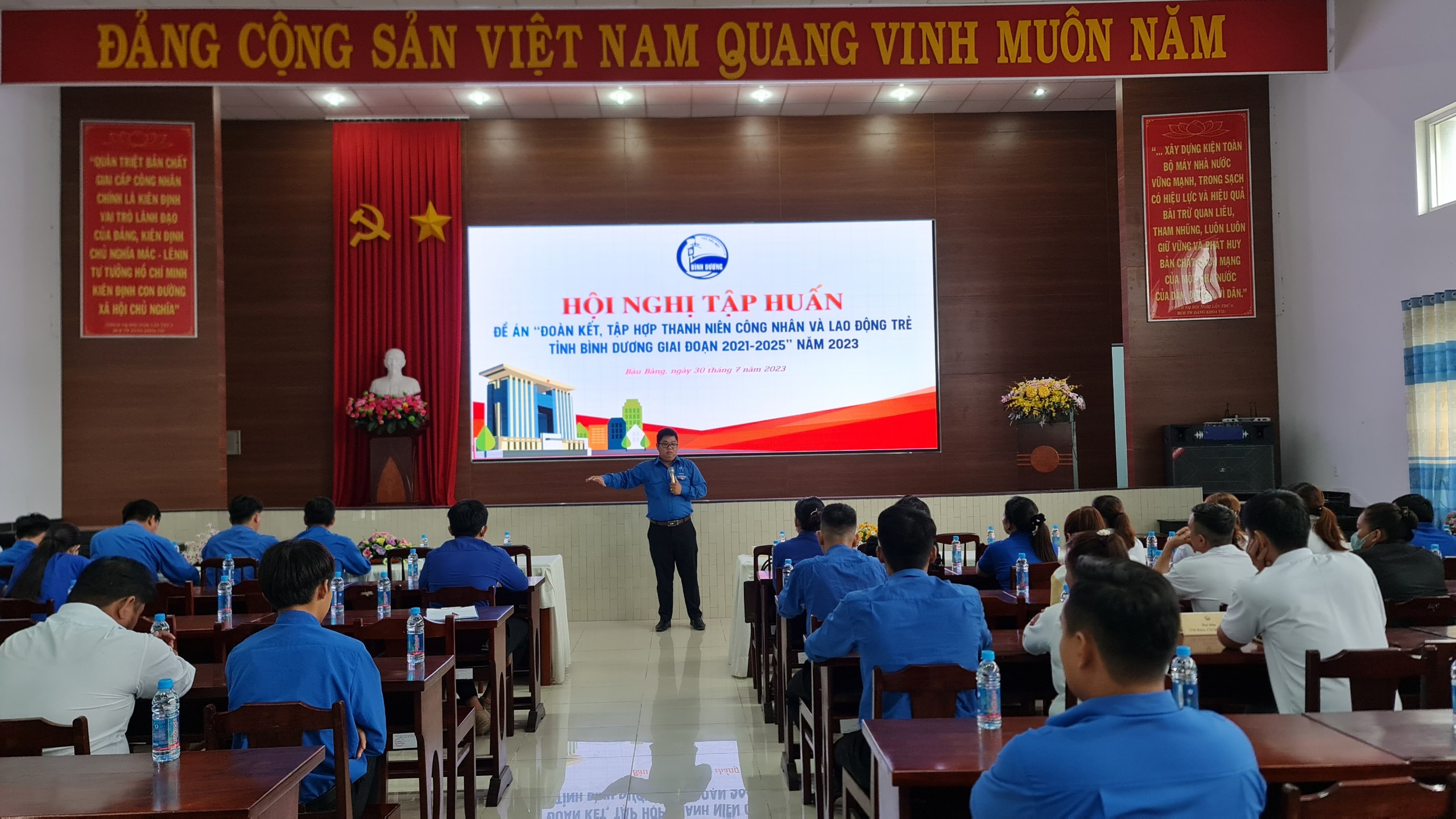 Đồng chí Thái Kiến Thuận báo cáo các nội dung tập huấn