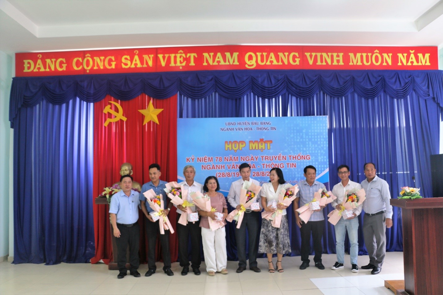 Lãnh đạo Ngành Văn hóa- Thông tin huyện Bàu Bàng trao hoa và quà cho nguyên lãnh đạo Ngành Văn hóa Thông tin.