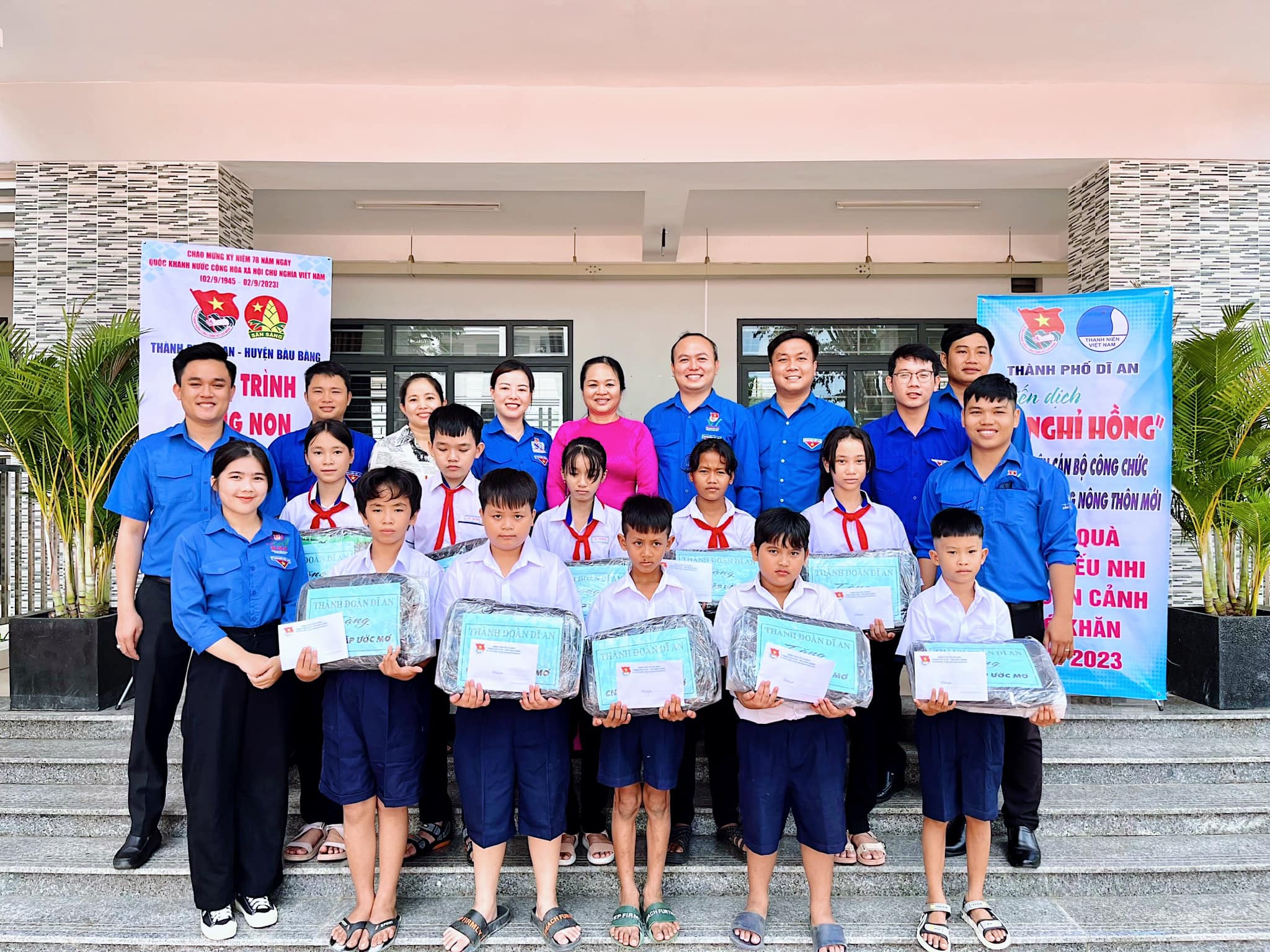 Đại diện Đoàn Thanh niên, Hội đồng Đội huyện Bàu Bàng và Thành phố Dĩ An chụp ảnh lưu niệm cùng đại diện lãnh đạo xã Cây Trường II và các em học sinh có hoàn cảnh khó khăn trên địa bàn.