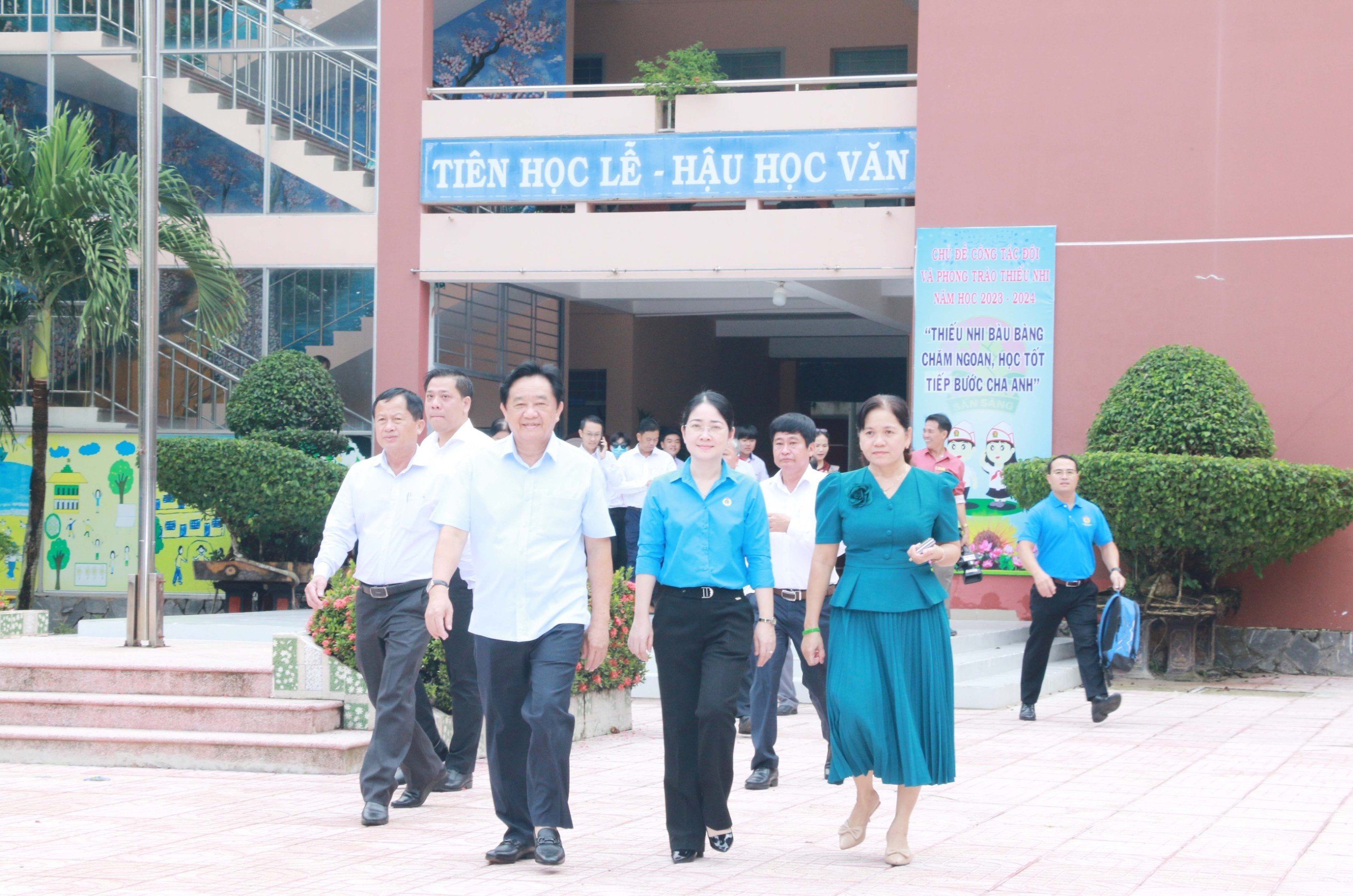 Các đồng chí lãnh đạo tỉnh, huyện Bàu Bàng đến thăm và tặng quà cho các em học sinh là con CNLĐ có hoàn cảnh khó khăn đang học tại Trường Tiểu học Cây Trường.