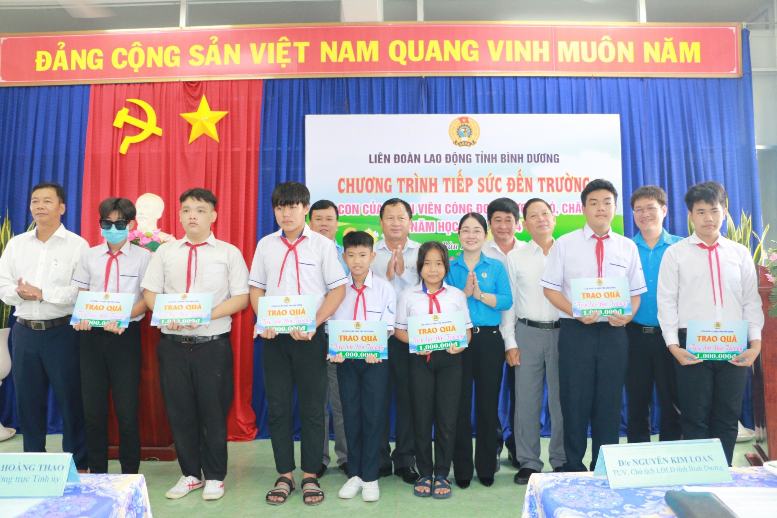 Lãnh đạo Liên đoàn Lao động tỉnh, huyện Bàu Bàng trao tặng quà cho học sinh là con đoàn viên công đoàn, người lao động hoàn cảnh khó khăn, chăm học.