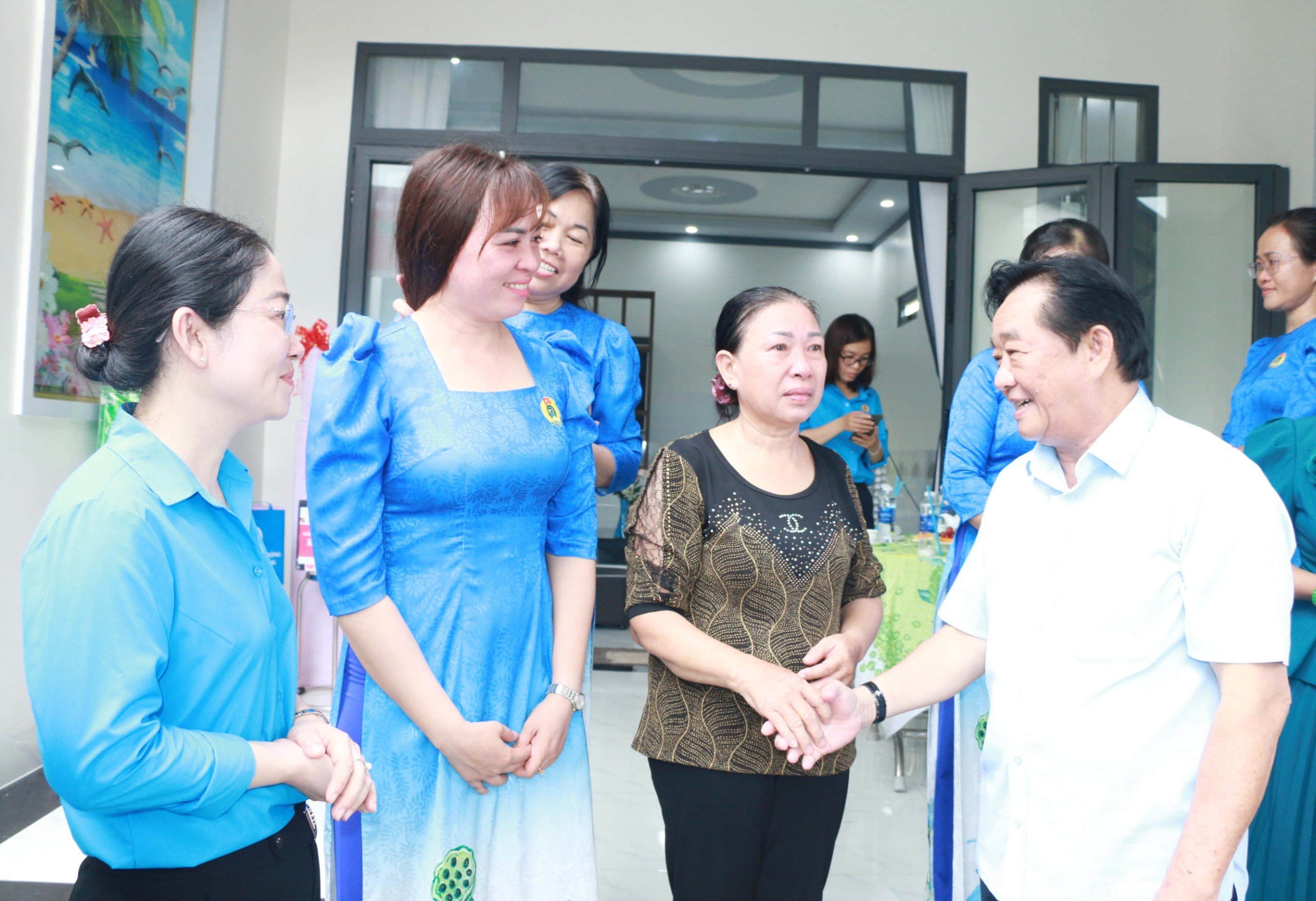 Đồng chí Nguyễn Hoàng Thao, Phó Bí thư Thường trực Tỉnh ủy và đồng chí Nguyễn Kim Loan, Chủ tịch LĐLĐ tỉnh chúc mừng gia đình của cô Thi (thứ 2, từ trái qua)