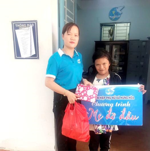 Chị Phạm Thị Hải – Chủ tịch Hội LHPN xã Hưng Hoà trao phần quà cho 1 trẻ em có hoàn cảnh khó khăn trên địa bàn xã do Hội nhận đỡ đầu.
