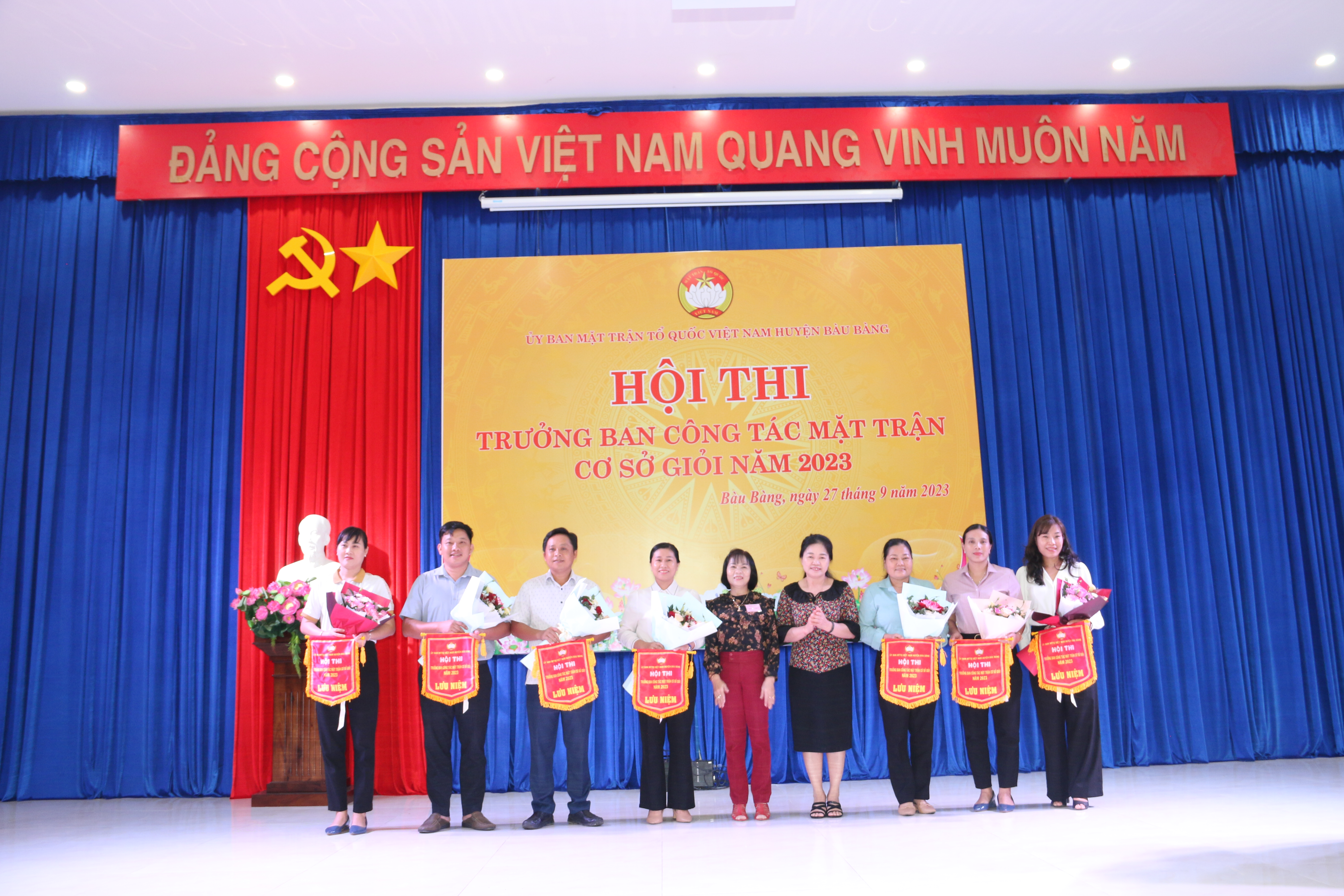 Ban tổ chức trao cờ lưu niệm cho các đội tham dự hội thi.