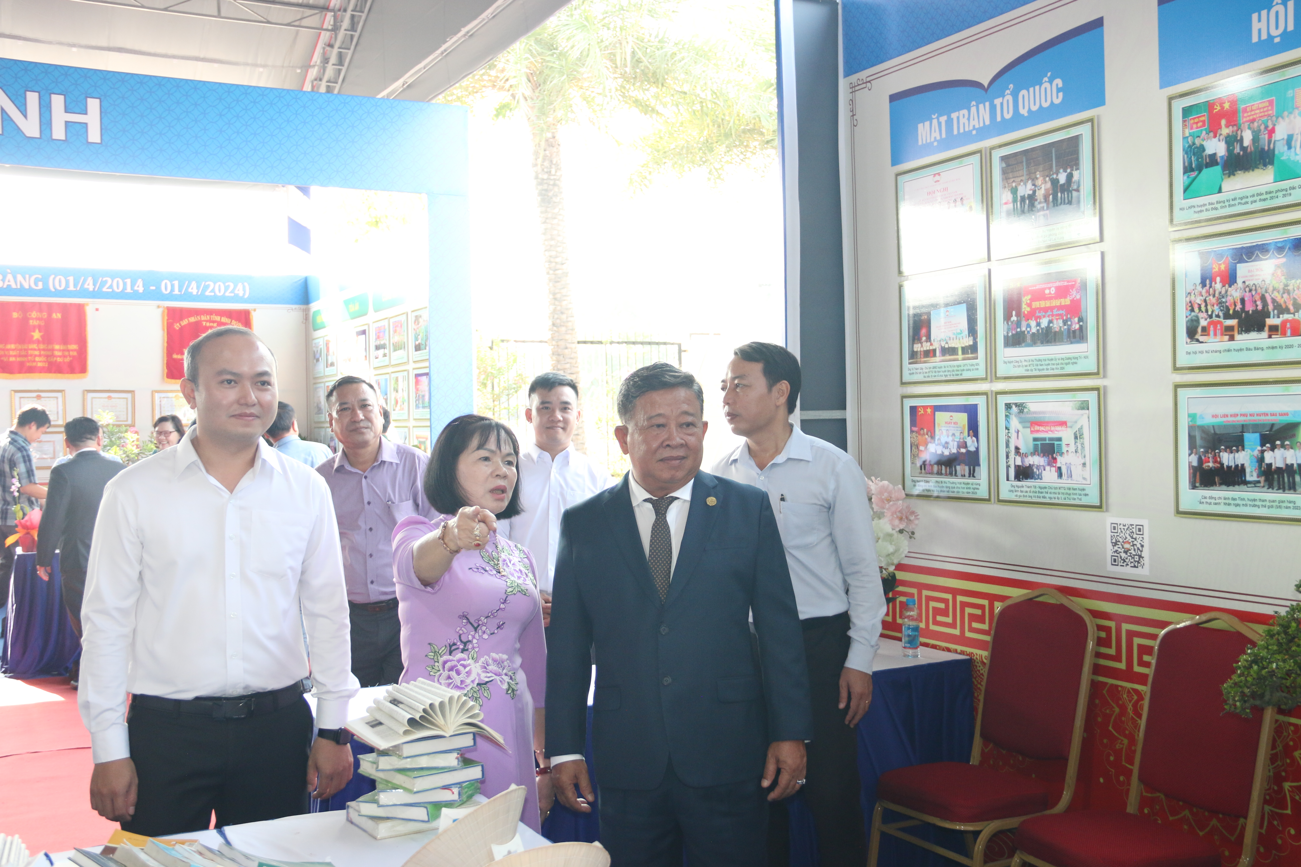 Lãnh đạo huyện tham quan dan trưng bày triễn lãm của Khối Đảng-Đoàn thể