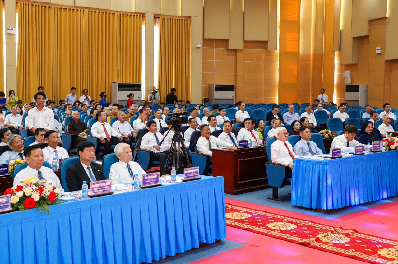 Nguyên Chủ tịch nước Nguyễn Minh Triết, lãnh đạo tỉnh cùng các đại biểu tham dự lễ kỷ niệm.