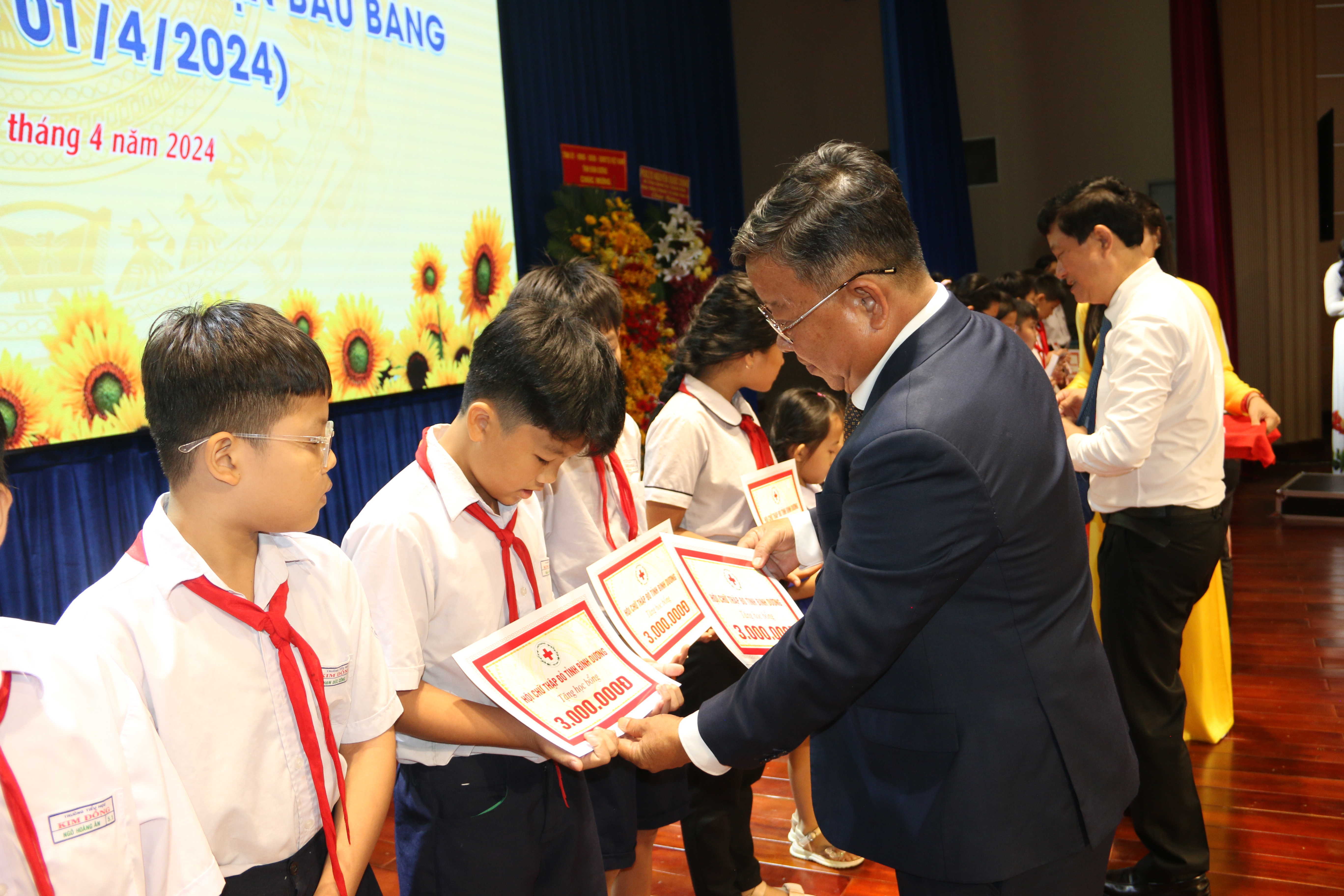 ông Nguyễn Thanh Khiêm-Bí thư Huyên ủy trao tặng quà cho các học sinh tại lễ kỷ niệm