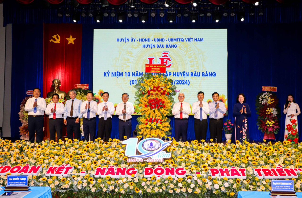 Lãnh đạo tỉnh tặng lẵng hoa chúc mừng Đảng bộ, chính quyền và nhân dân huyện Bàu Bàng